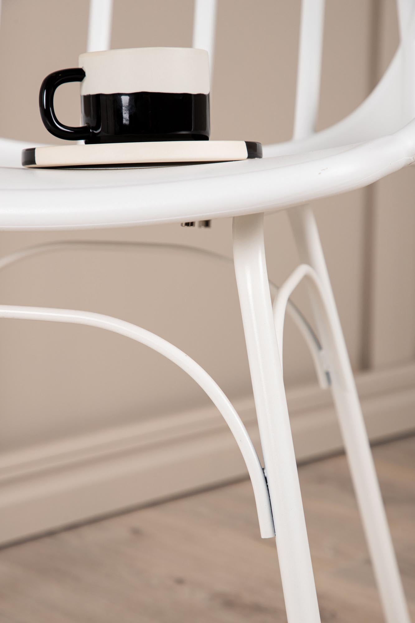 Dyrön Stuhl von Venture Home: Eleganter Kunststoff, ergonomische Armlehnen und skandinavische Beine für einladende Esszimmer.