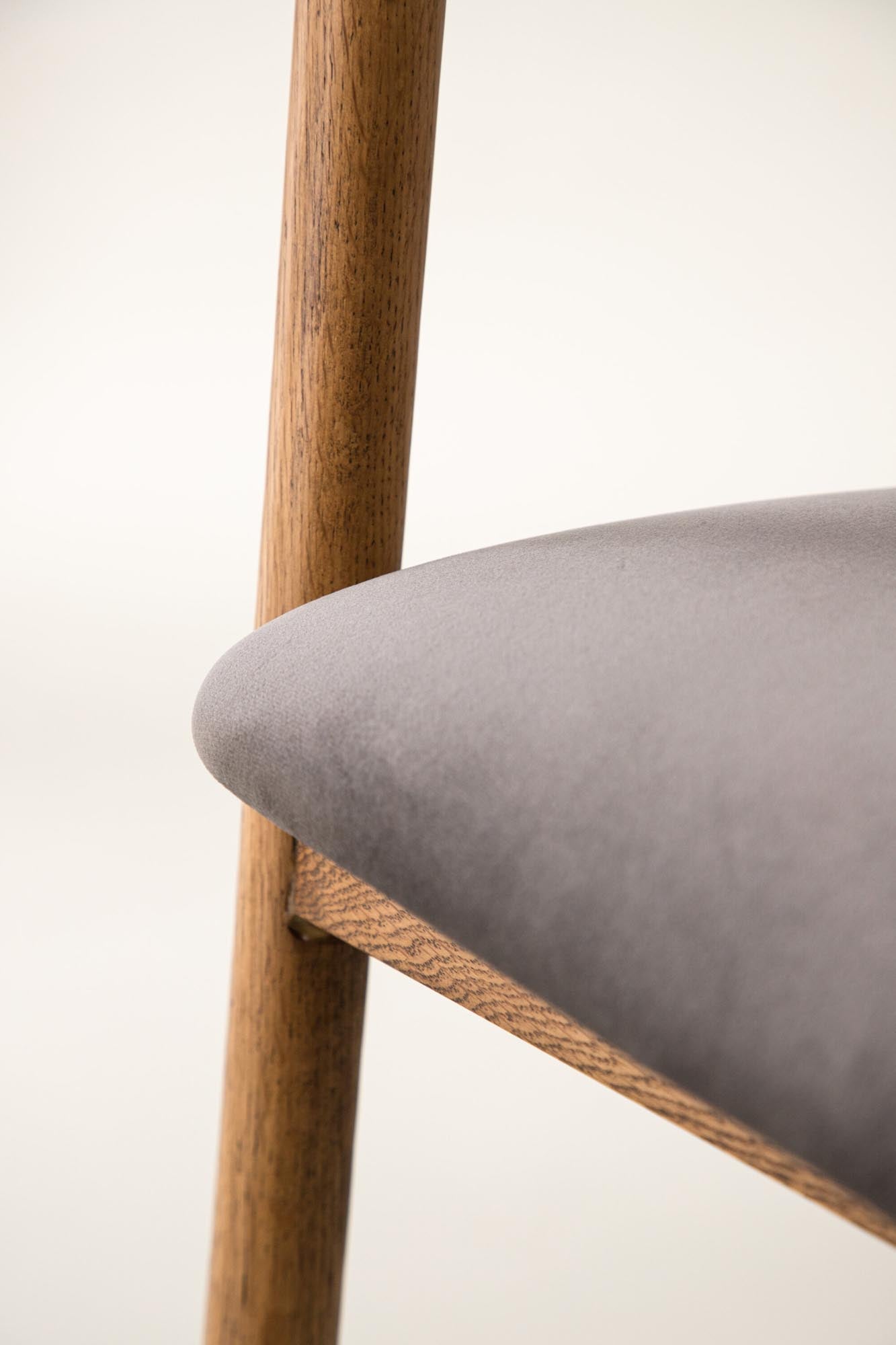 Långön Esszimmerstuhl von Vind: Stilvoller Komfort in Eiche & Samt.