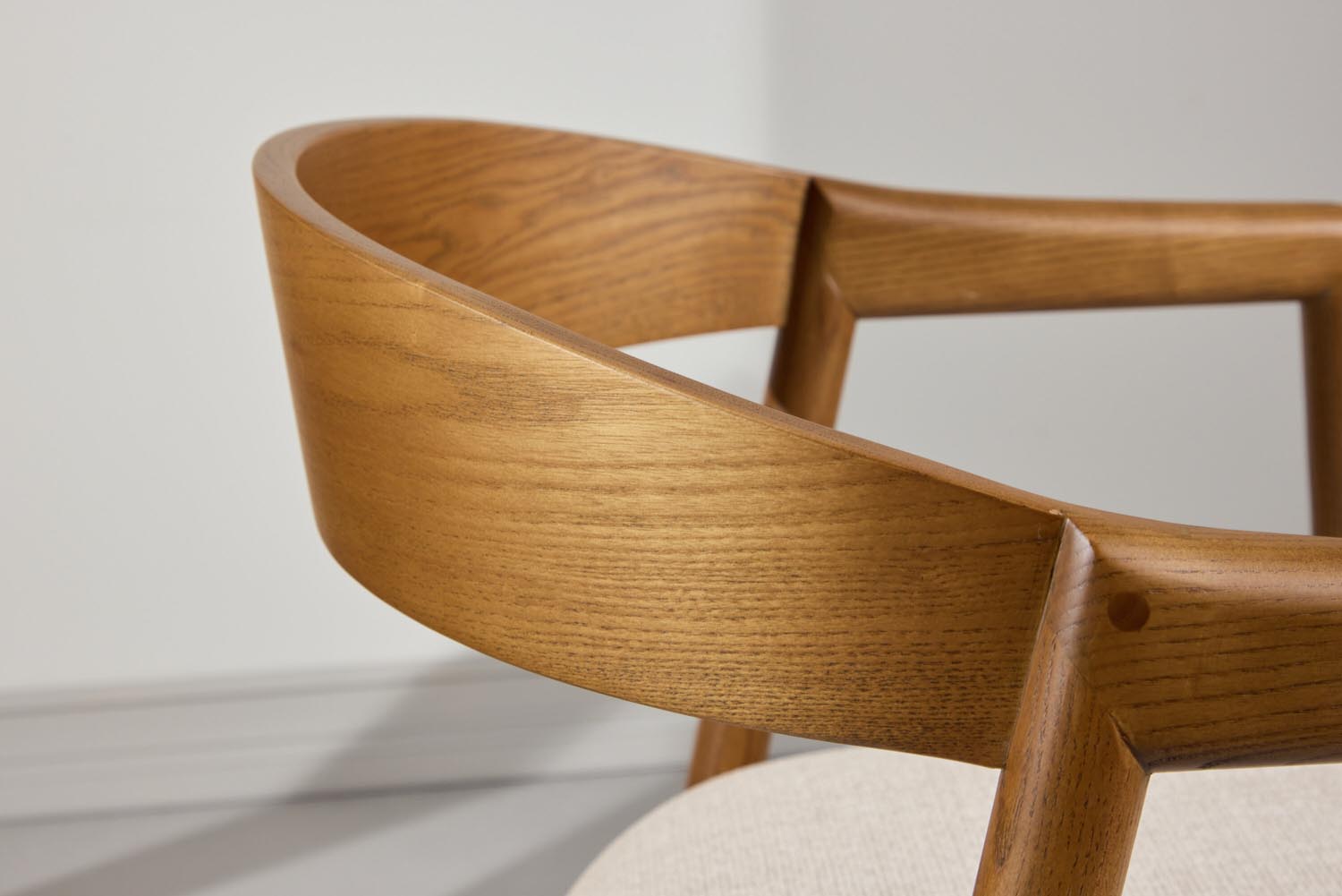 Långön Esszimmerstuhl in Dunkelbraun präsentiert im Onlineshop von KAQTU Design AG. Stuhl mit Armlehne ist von Vind