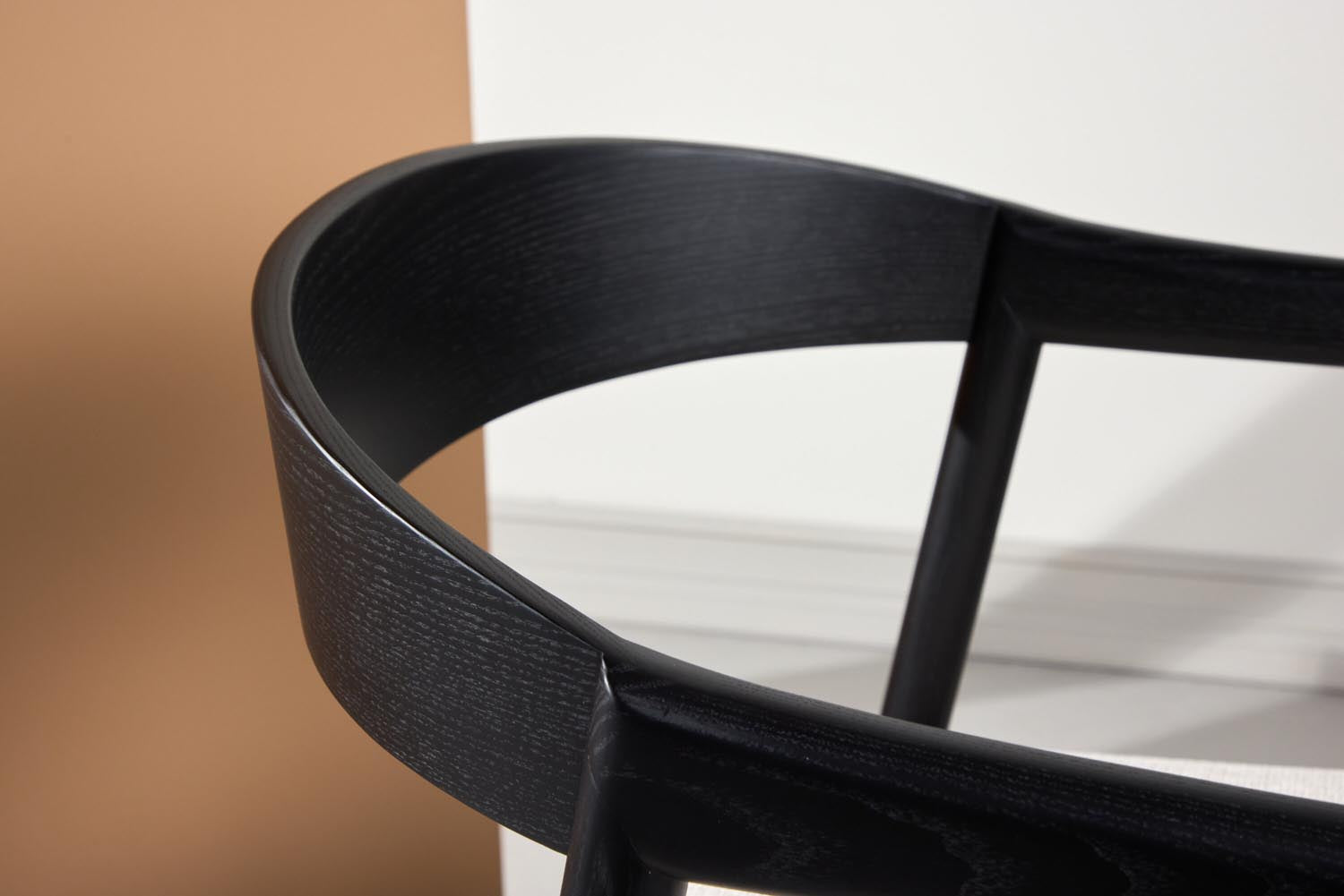 Långön Esszimmerstuhl in Schwarz präsentiert im Onlineshop von KAQTU Design AG. Stuhl mit Armlehne ist von Vind