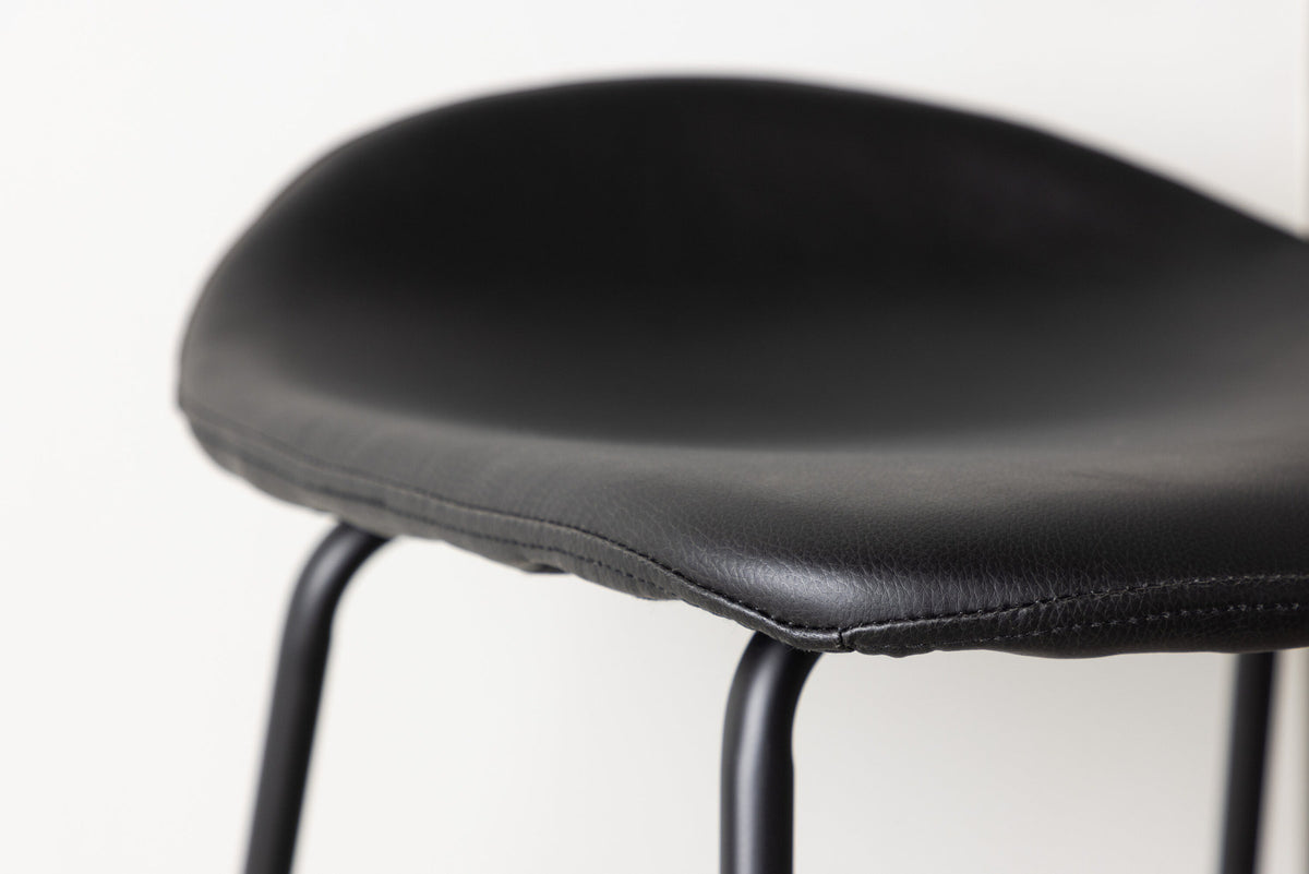 Grebbestad Barstuhl in Schwarz präsentiert im Onlineshop von KAQTU Design AG. Barstuhl ist von Vind
