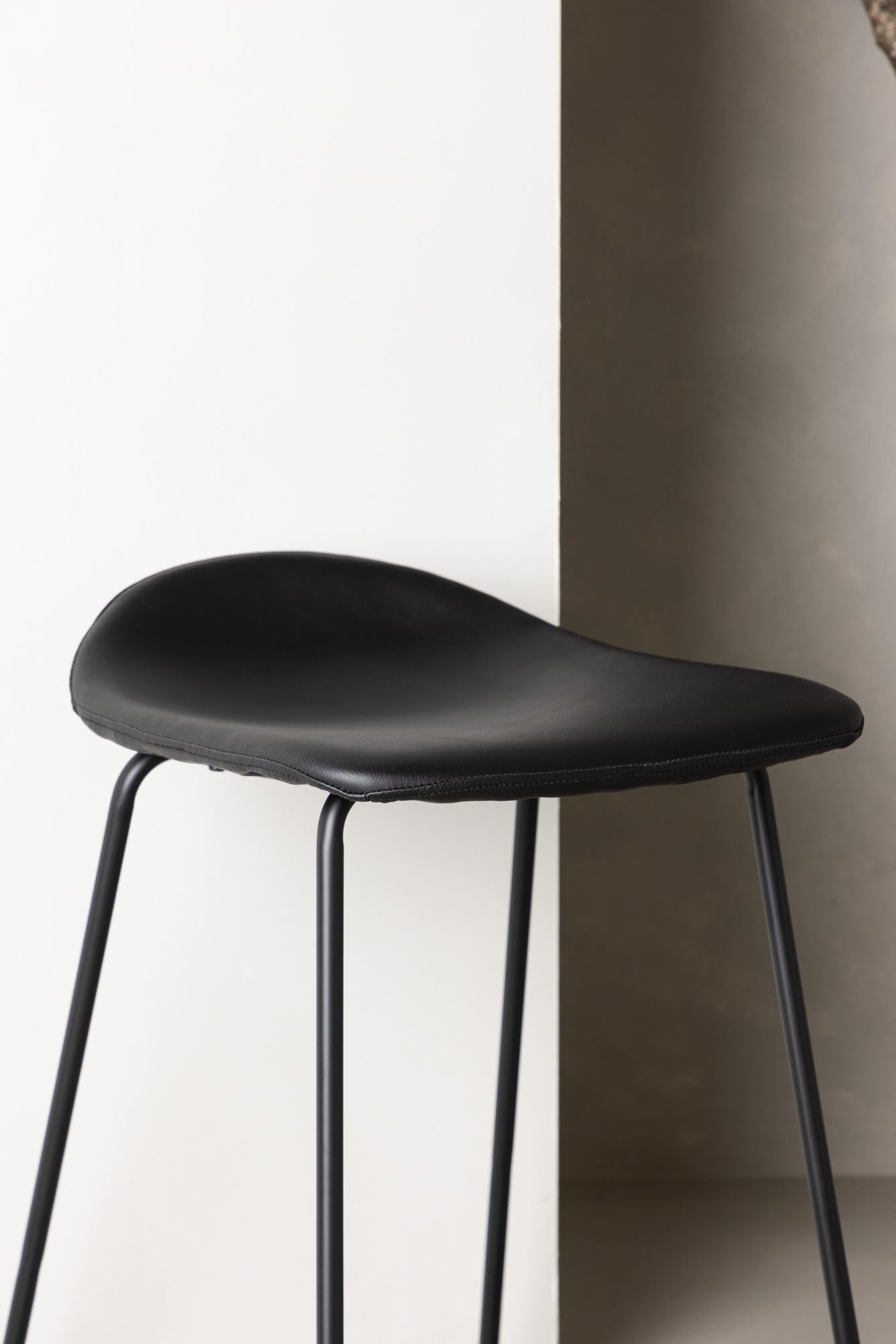 Entdecken Sie den Grebbestad Barstuhl von Vind: Minimalistisches Design, langlebige Materialien und hoher Sitzkomfort für jeden Raum.