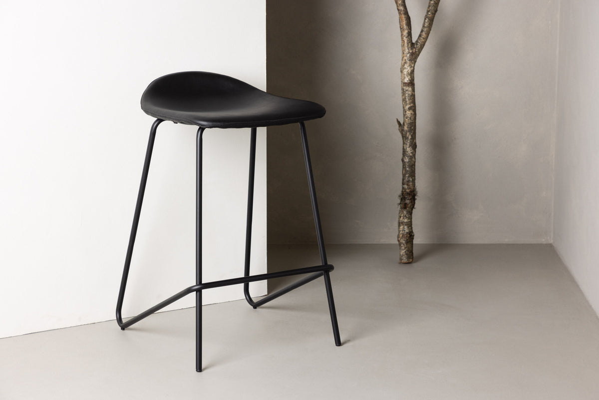 Grebbestad Barstuhl in Schwarz präsentiert im Onlineshop von KAQTU Design AG. Barstuhl ist von Vind