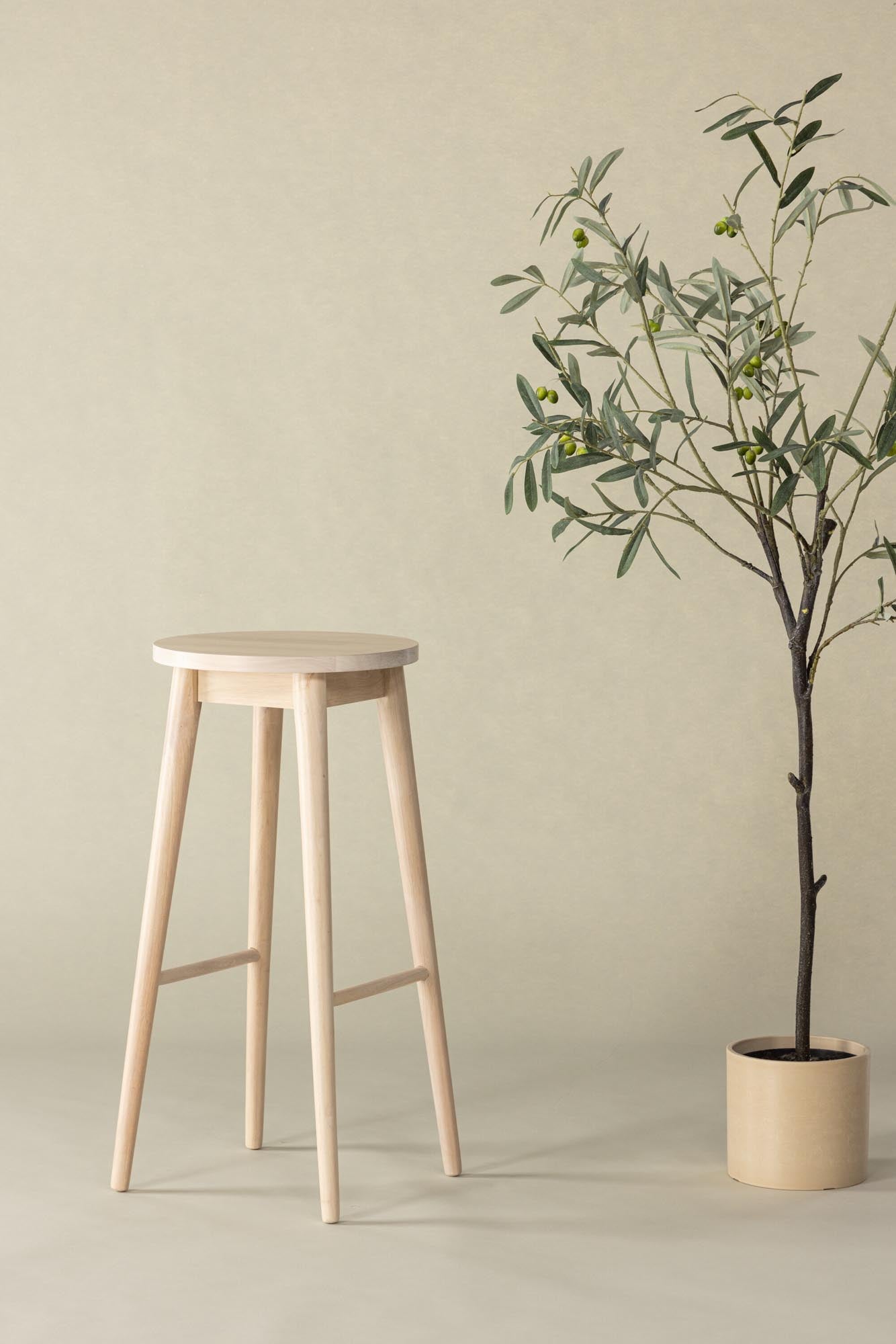 Mollösand Barstuhl von Vind: Eleganz und Ergonomie vereint in hochwertigem Gummibaumholz für jeden modernen Raum.