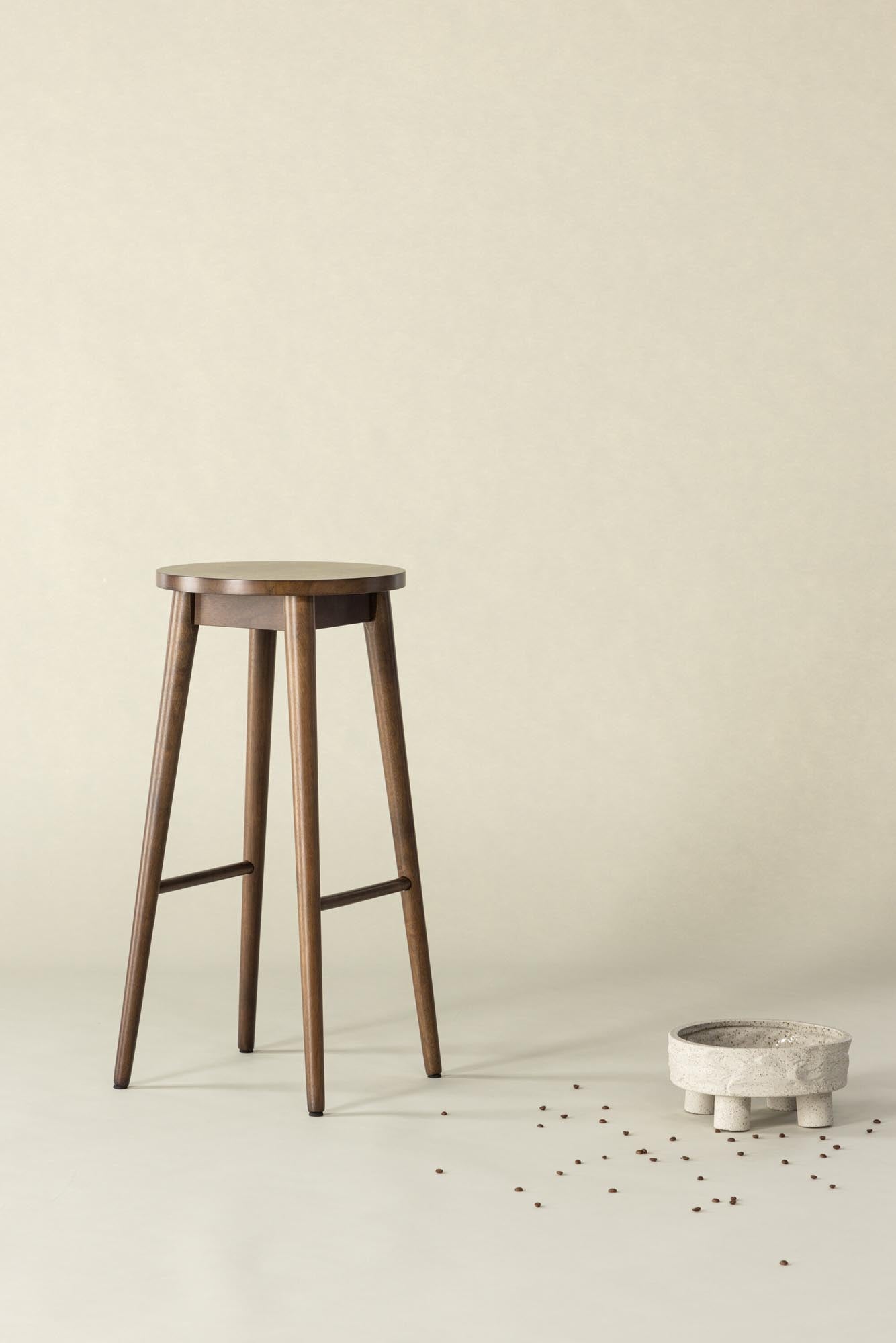 Mollösand Barstuhl von Vind: Eleganz und Ergonomie vereint in hochwertigem Gummibaumholz für stilvolle Wohnräume.