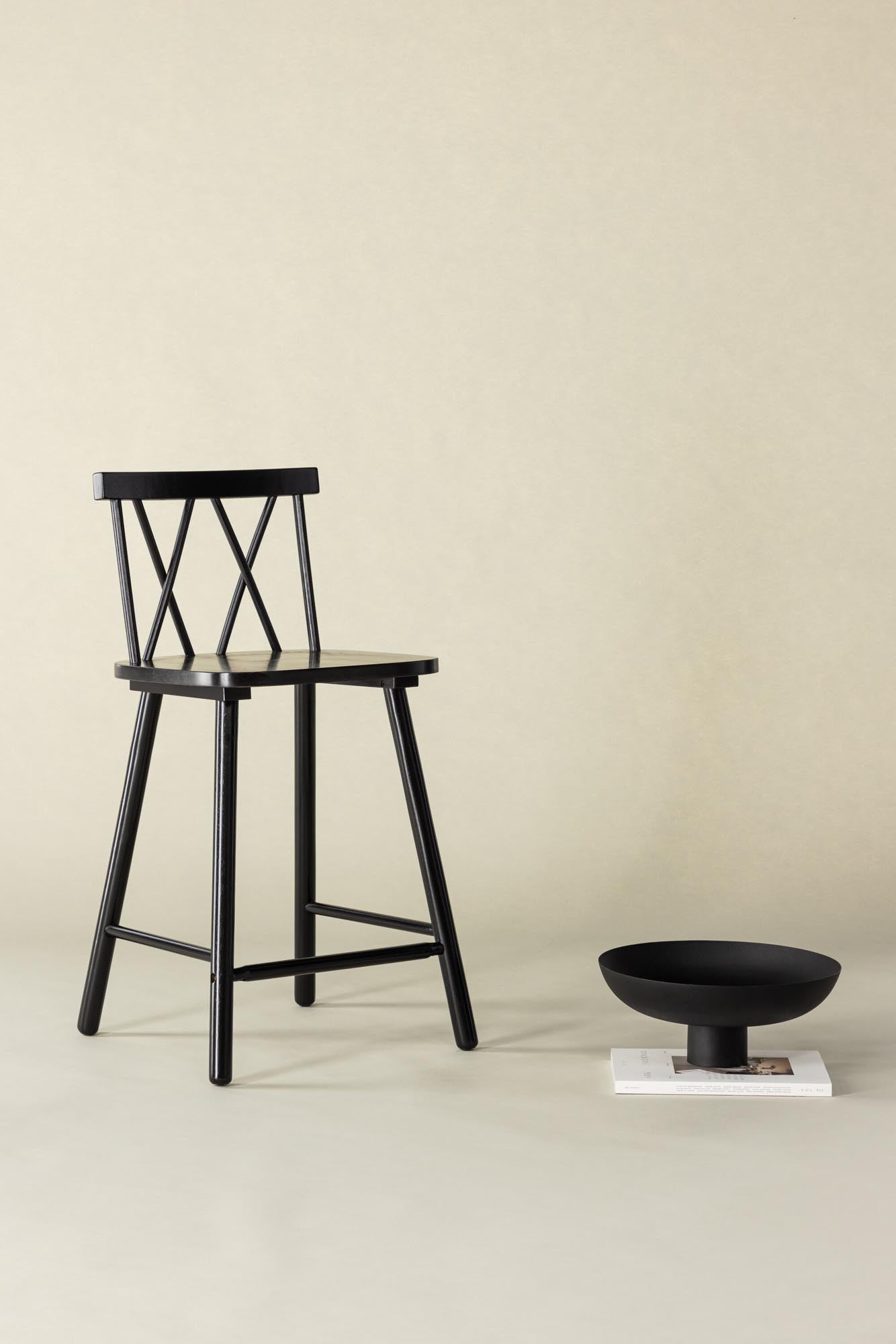 Entdecken Sie den stilvollen Mollöström Barstuhl von Vind: Hochwertiges Gummibaumholz, ergonomisch, elegant in Schwarz – perfekt für jedes Zuhause.