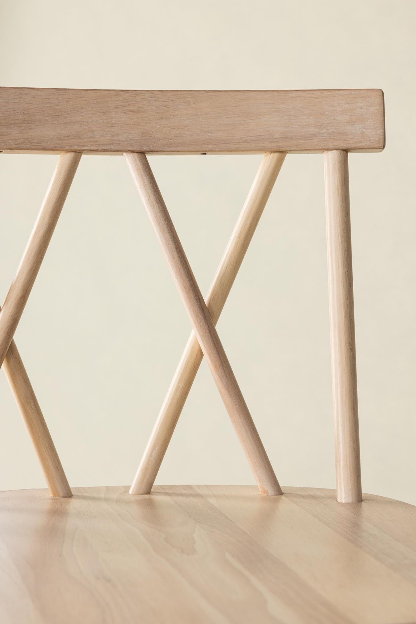 Mollöström Barstuhl von Vind: Eleganter Barstuhl aus Gummibaumholz, ideal für stilvolle Wohnräume. Komfortabel und vielseitig kombinierbar.