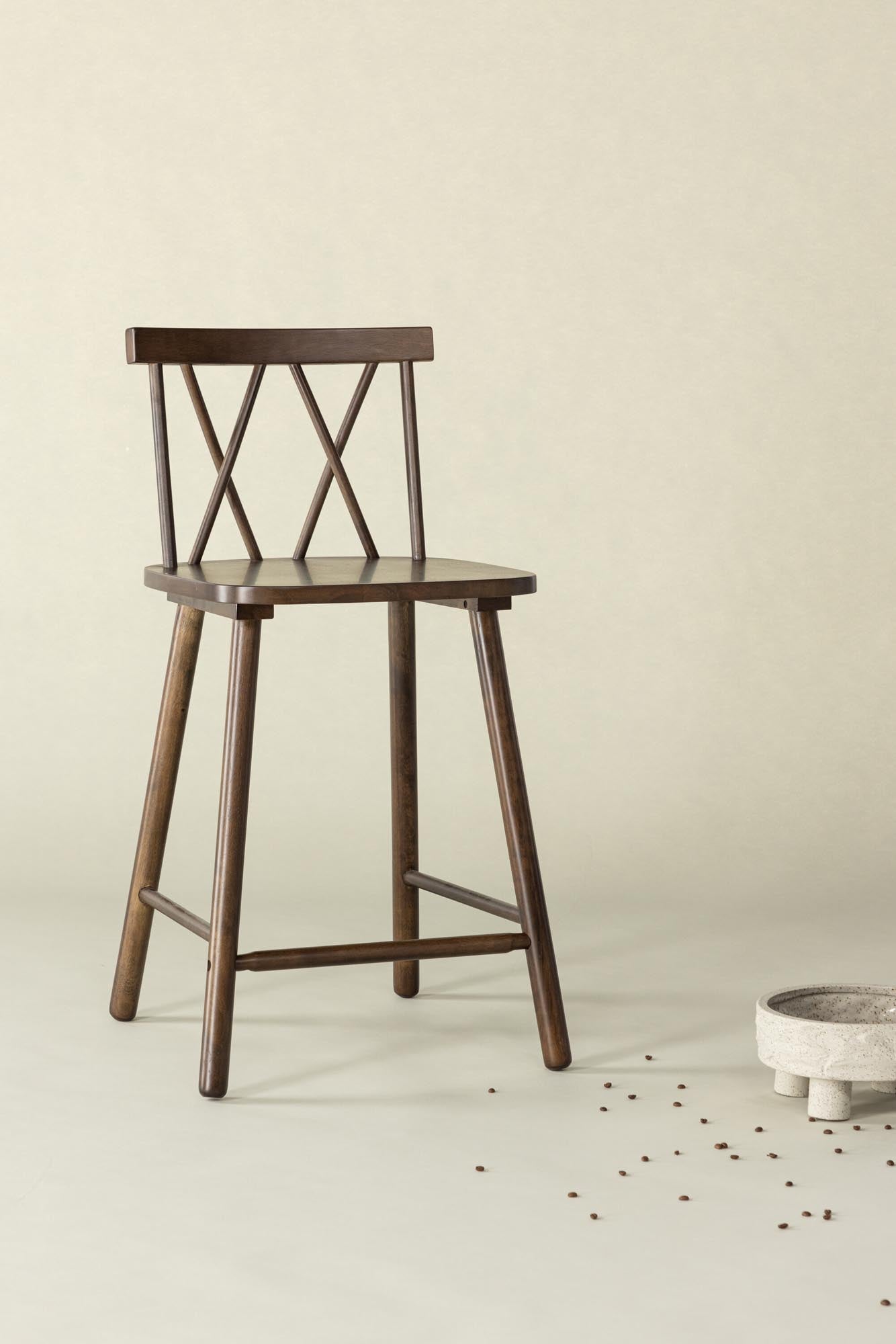 Mollöström Barstuhl von Vind: Eleganter Barstuhl aus Gummibaumholz, ideal für stilvolle Wohnräume. Komfortabel und vielseitig kombinierbar.