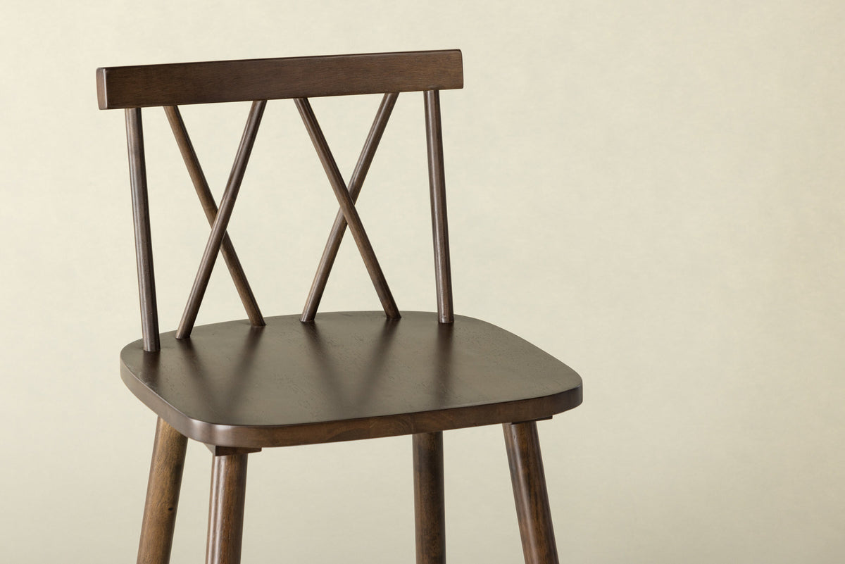 Mollöström Barstuhl in Mokka präsentiert im Onlineshop von KAQTU Design AG. Barstuhl ist von Vind