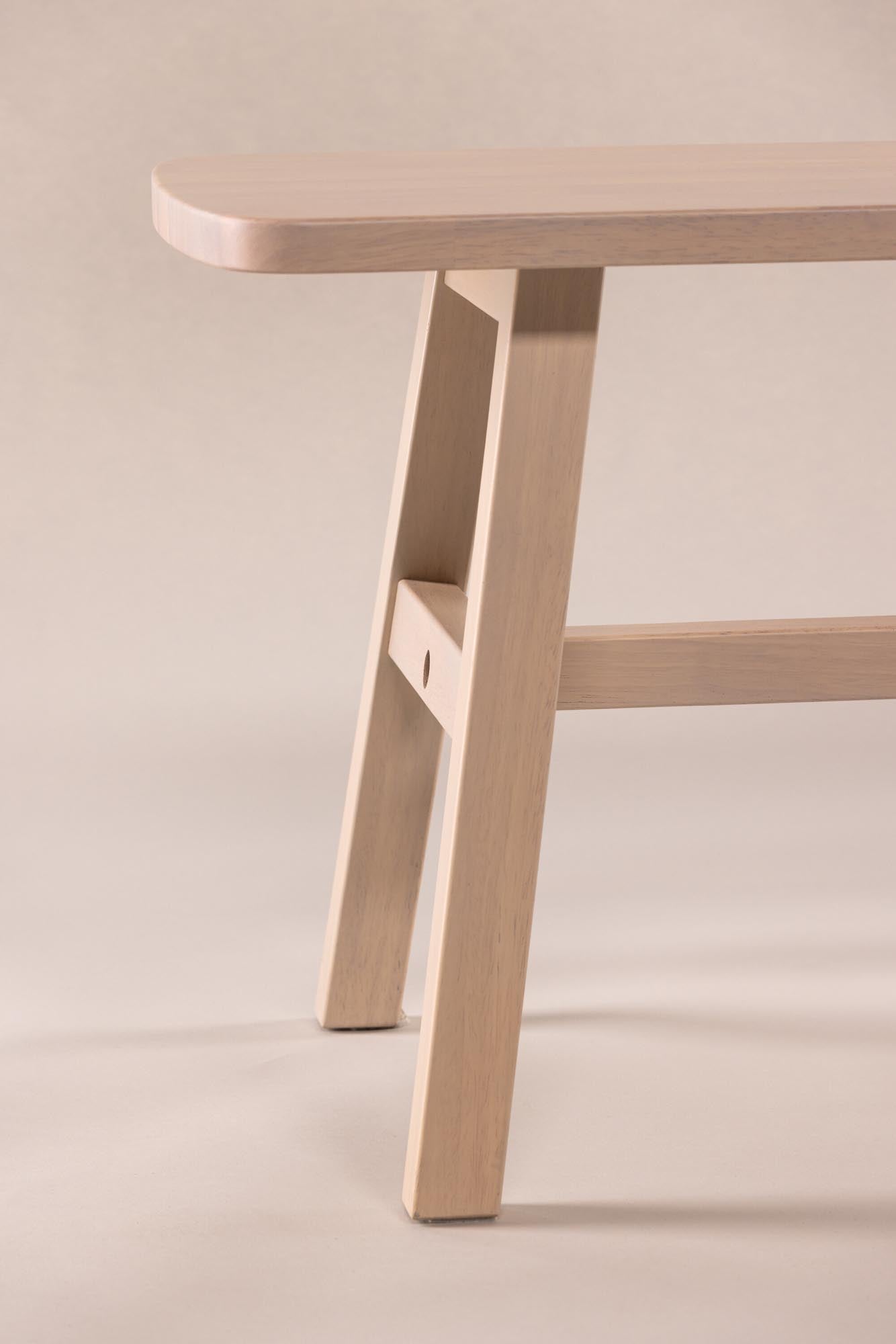 Hälsö Bank von Vind: Stilvolle Sitzbank aus recyceltem Holz.