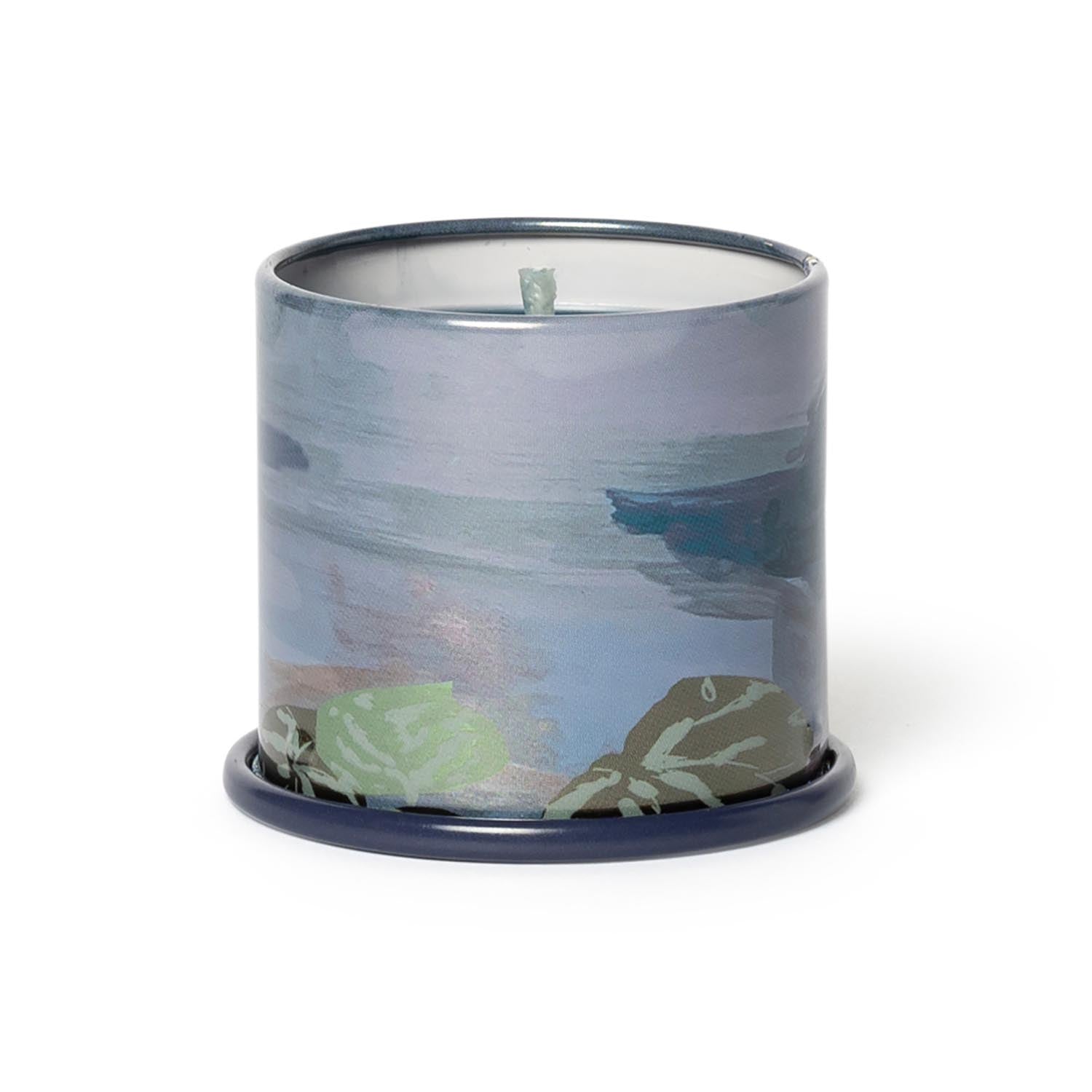 Hidden Lake Demi Vanity Tin Kerze, Blau, in Blau präsentiert im Onlineshop von KAQTU Design AG. Duftkerze ist von Illume