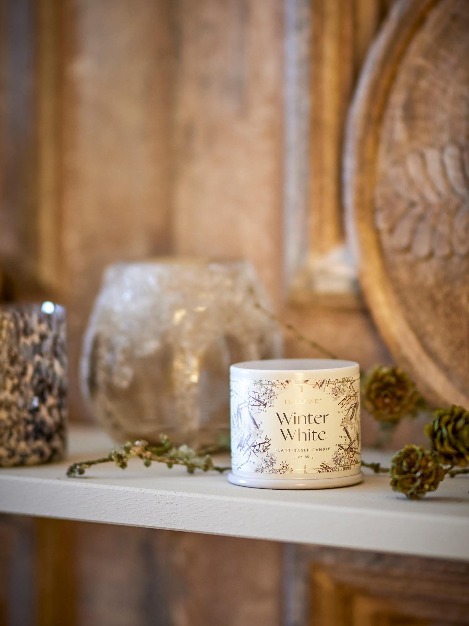 Winter White Demi Vanity Tin Kerze, Weiss, in Weiß präsentiert im Onlineshop von KAQTU Design AG. Duftkerze ist von Illume