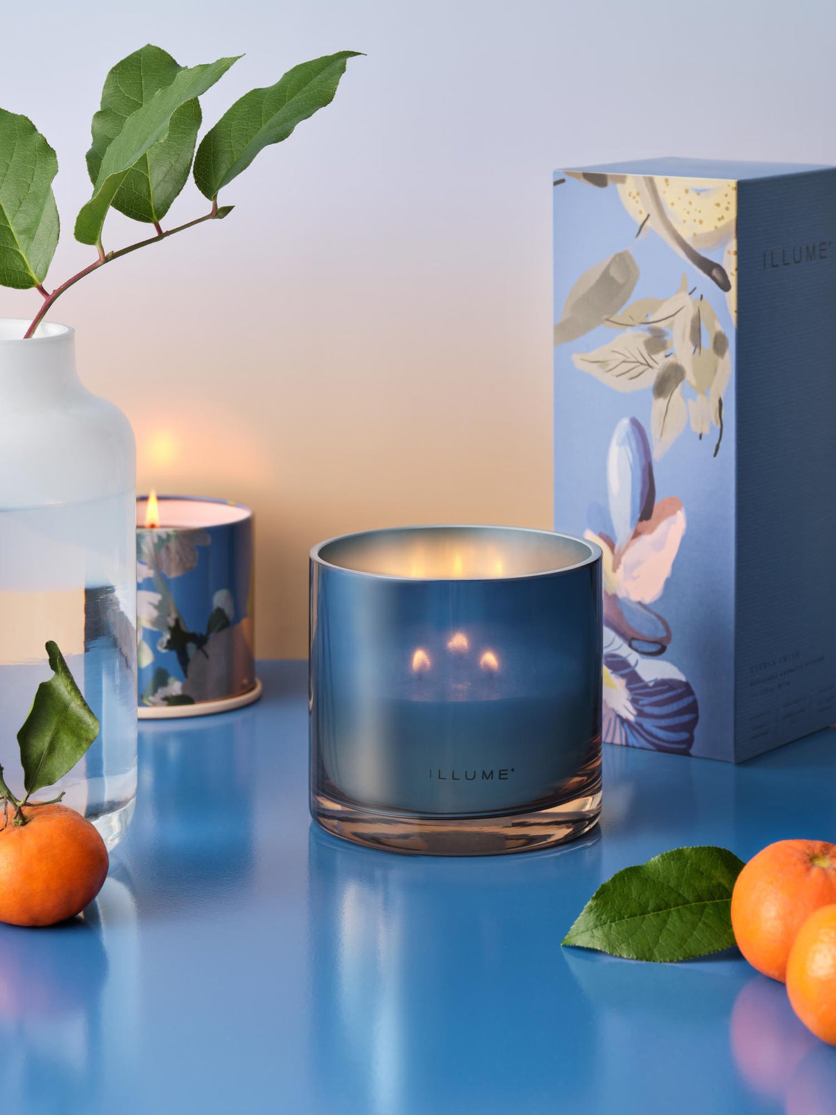 Citrus Crush Demi Vanity Tin Kerze, Blau, in Blau präsentiert im Onlineshop von KAQTU Design AG. Duftkerze ist von Illume