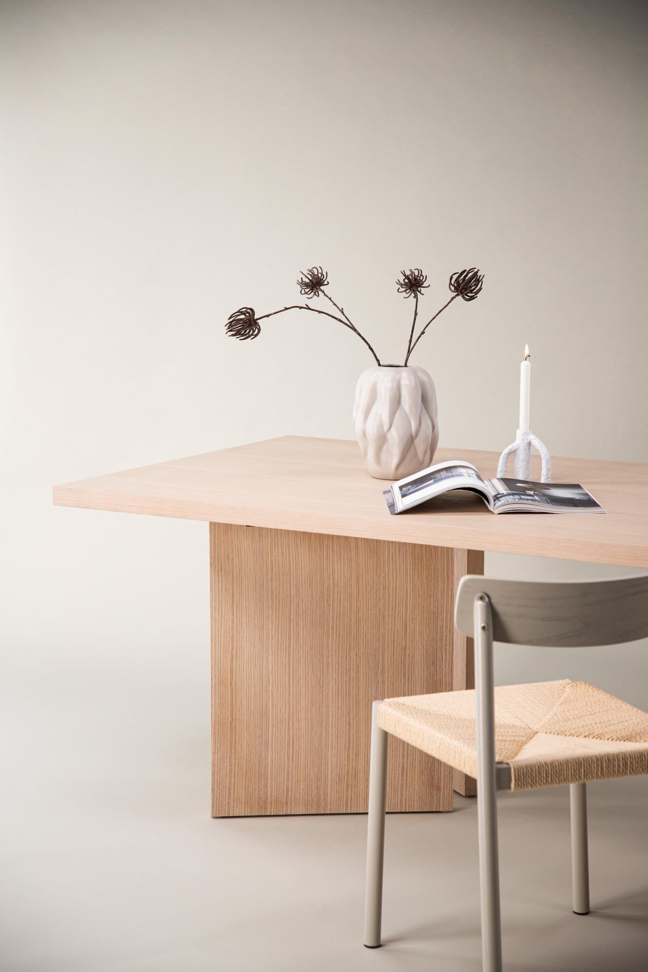 Bassholmen Tisch von Vind: Nachhaltiges Design für moderne Räume.