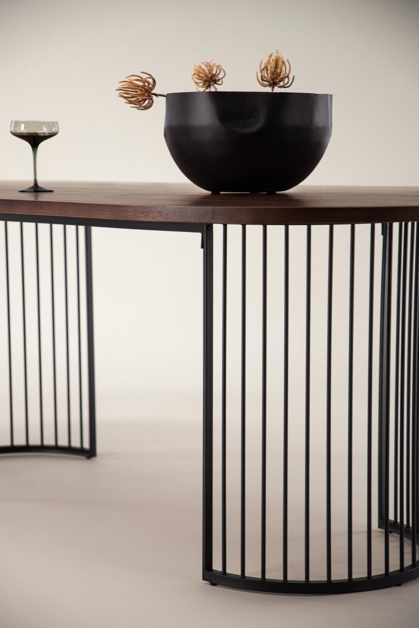 Eleganter Hamneskär Tisch von Vind, gefertigt aus langlebigem MDF. Ideal für gesellige Abende und stilvolle Esszimmergestaltung.