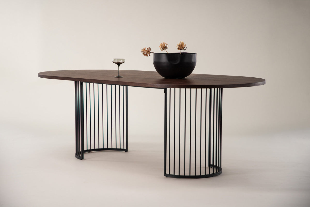 Hamneskär Tisch in Nussbaum präsentiert im Onlineshop von KAQTU Design AG. Esstisch ist von Vind