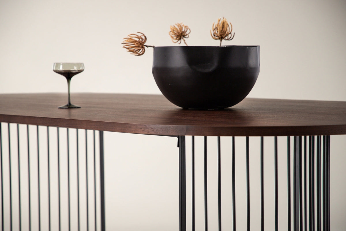 Hamneskär Tisch in Nussbaum präsentiert im Onlineshop von KAQTU Design AG. Esstisch ist von Vind