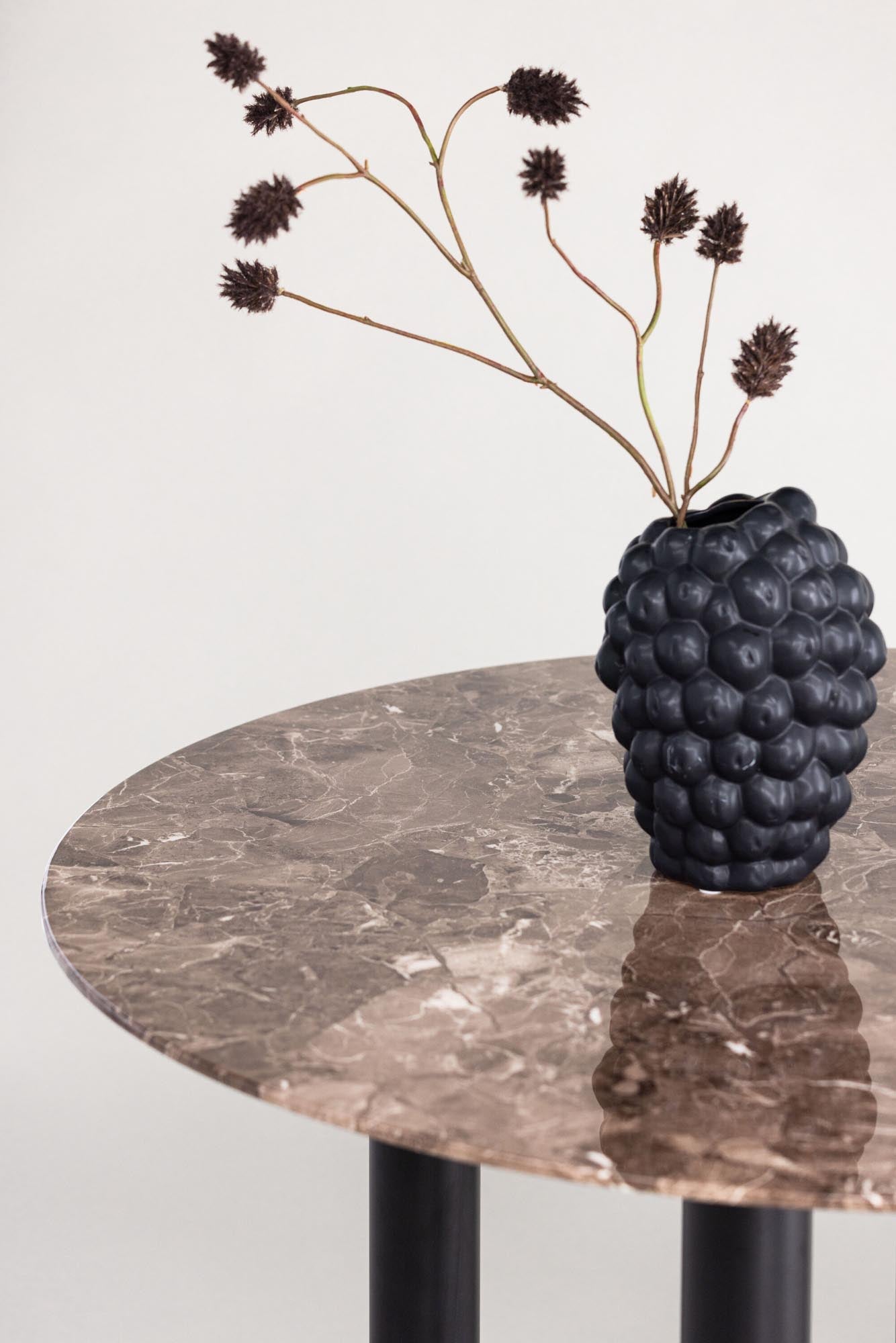 Havsten Tisch von Vind: Zeitloses Design für moderne Wohnräume.