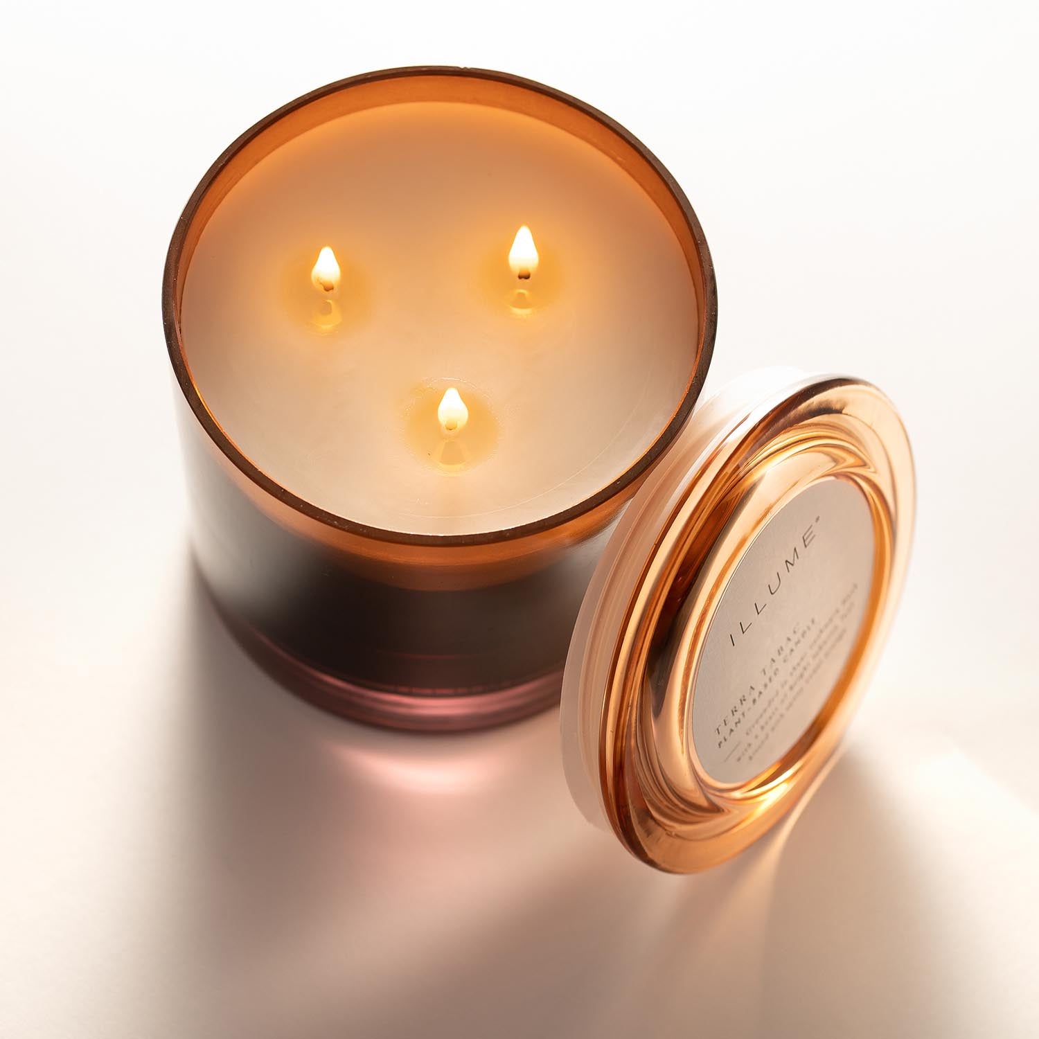 Terra Tabac Statement Glas Kerze, Braun, in Braun präsentiert im Onlineshop von KAQTU Design AG. Duftkerze ist von Illume