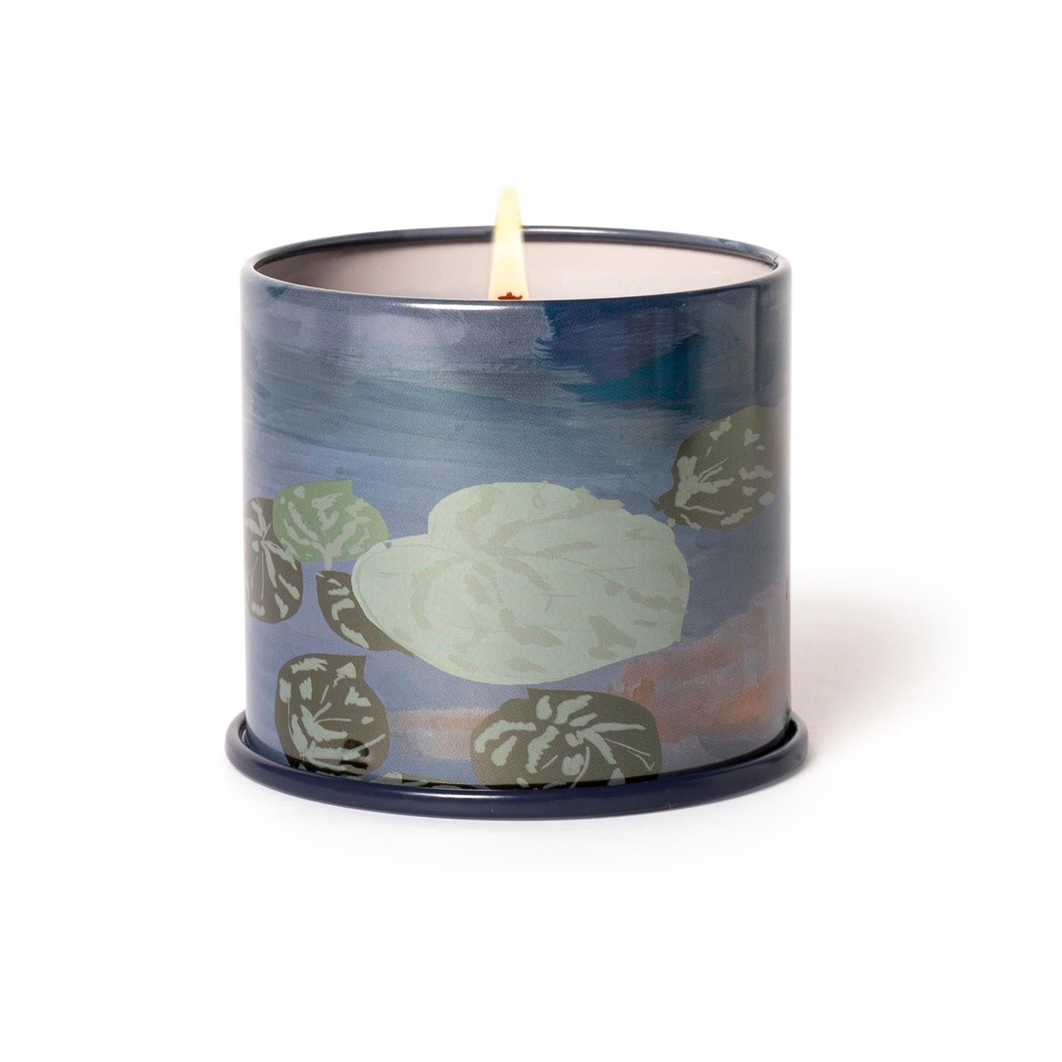Hidden Lake Vanity Tin Duftkerze, Blau, in Blau präsentiert im Onlineshop von KAQTU Design AG. Duftkerze ist von Illume