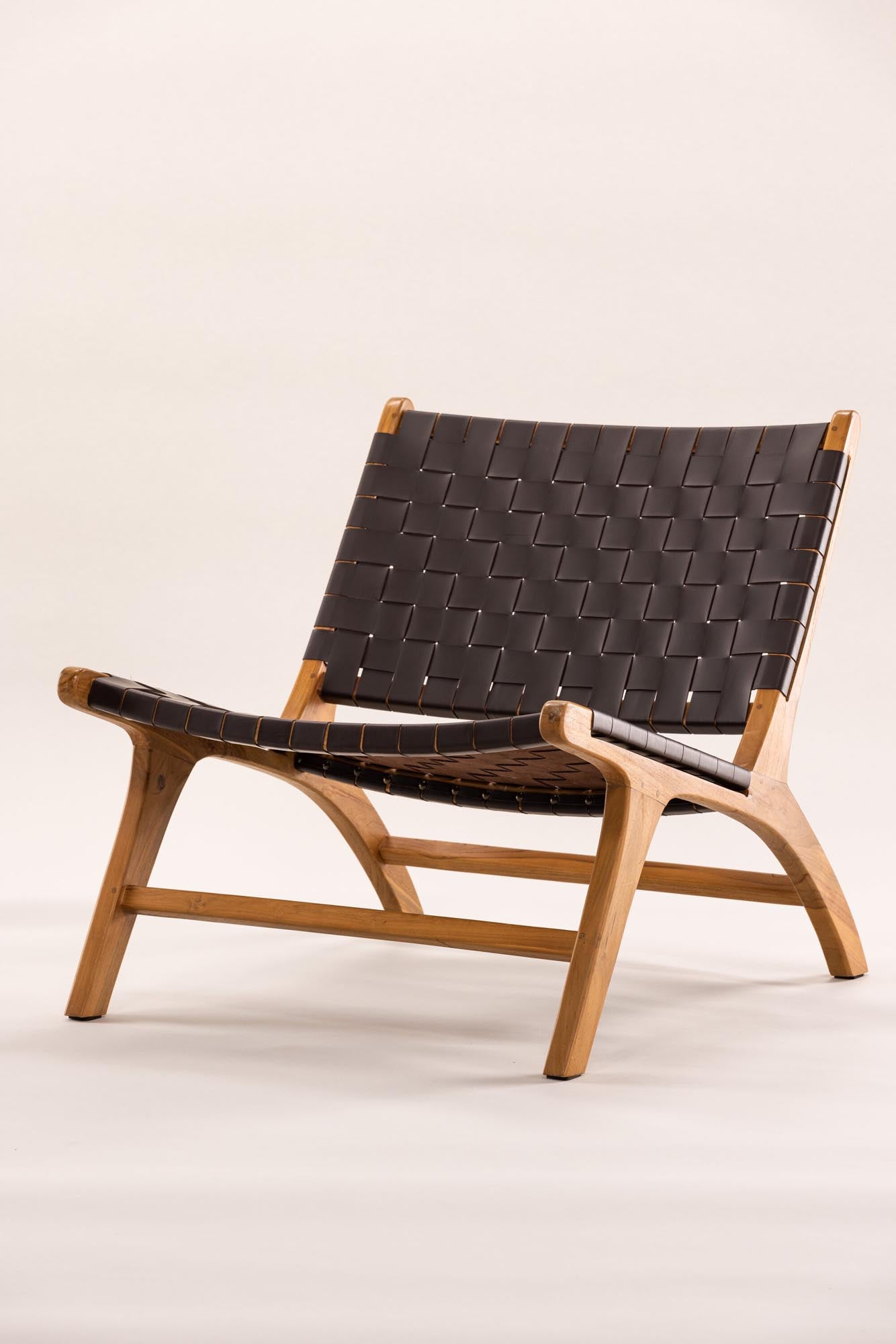 Stilvoller Rike Sessel von Vind: Hochwertiges Teakholz, komfortable Sitzfläche aus braunem PU, perfekte Ergänzung für jedes Zuhause.