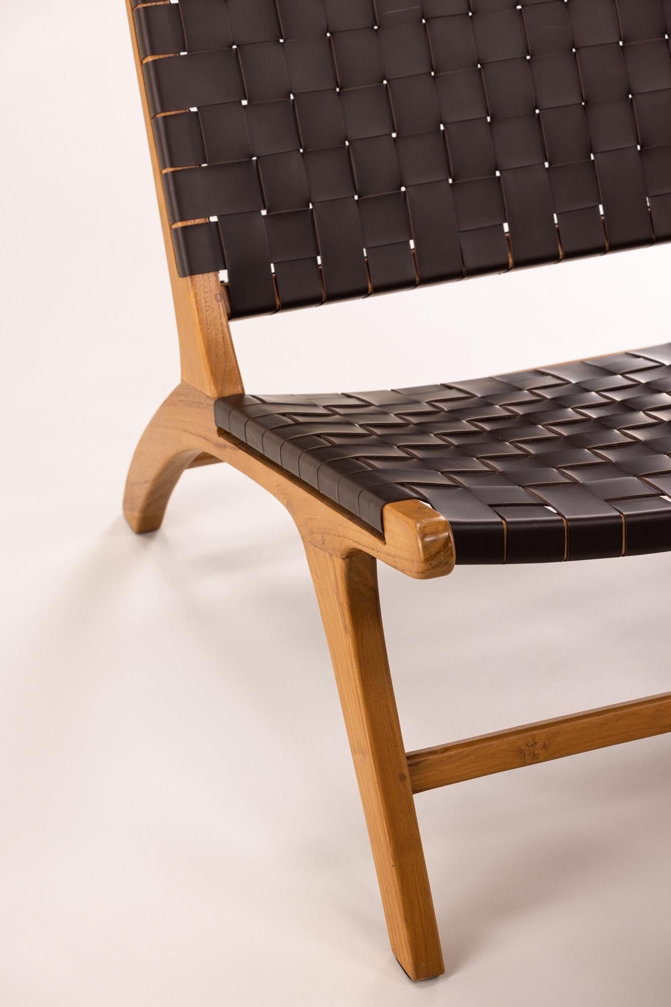 Eleganter Rike Sessel von Vind: Geflochtene Rückenlehne, langlebiges Teakholz, ideal für stilvolle Entspannung in jedem Wohnraum.