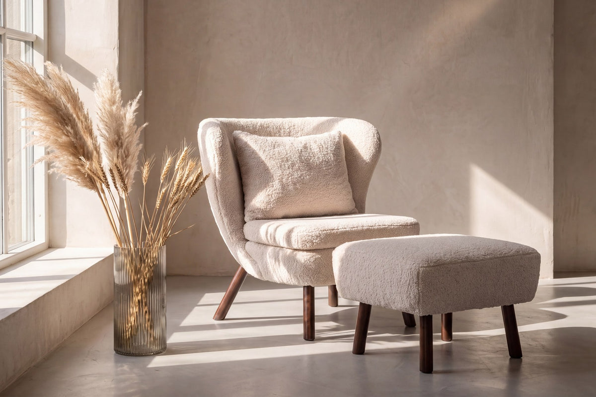 Weisser Loungesessel mit Bouclé-Bezug aus Polyester, Schaumstofffüllung und braunen Stahlbeinen im Holzeffekt-Design, Sitzhöhe 43 cm.
