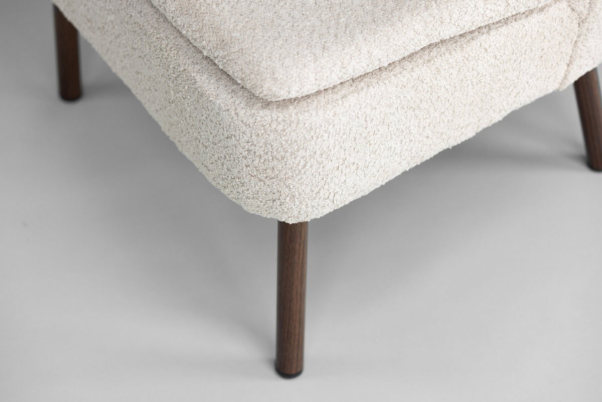 Hällsö Sessel in Beige präsentiert im Onlineshop von KAQTU Design AG. Sessel mit Armlehnen ist von Vind