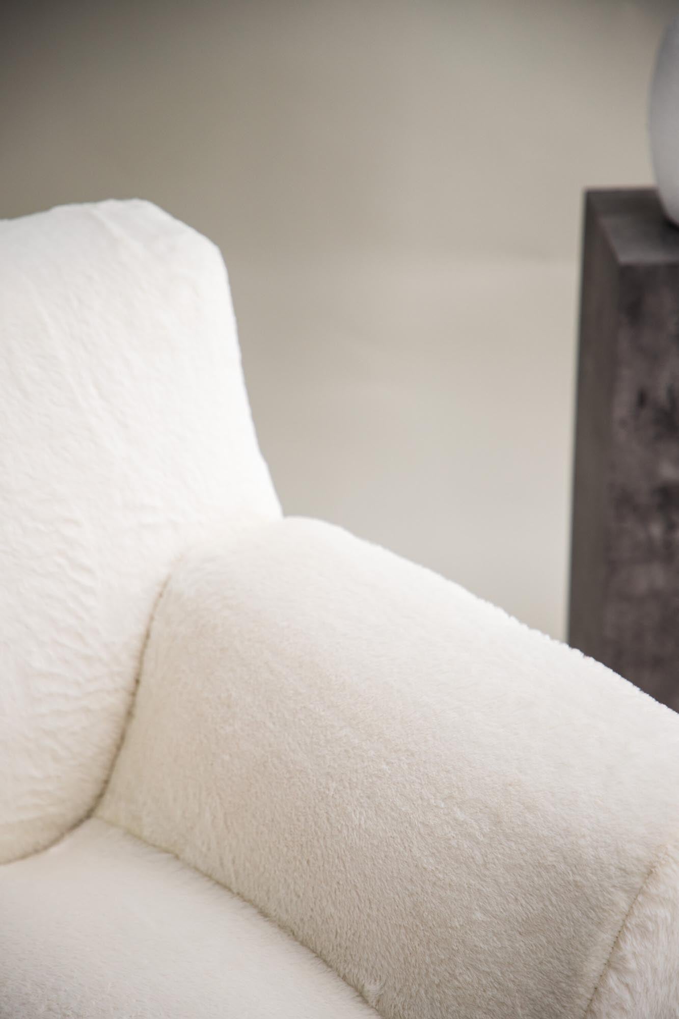 Entdecken Sie den Rossö Sessel von Vind – ein elegantes Möbelstück, das Komfort und zeitloses Design vereint. Ideal für jeden Raum!