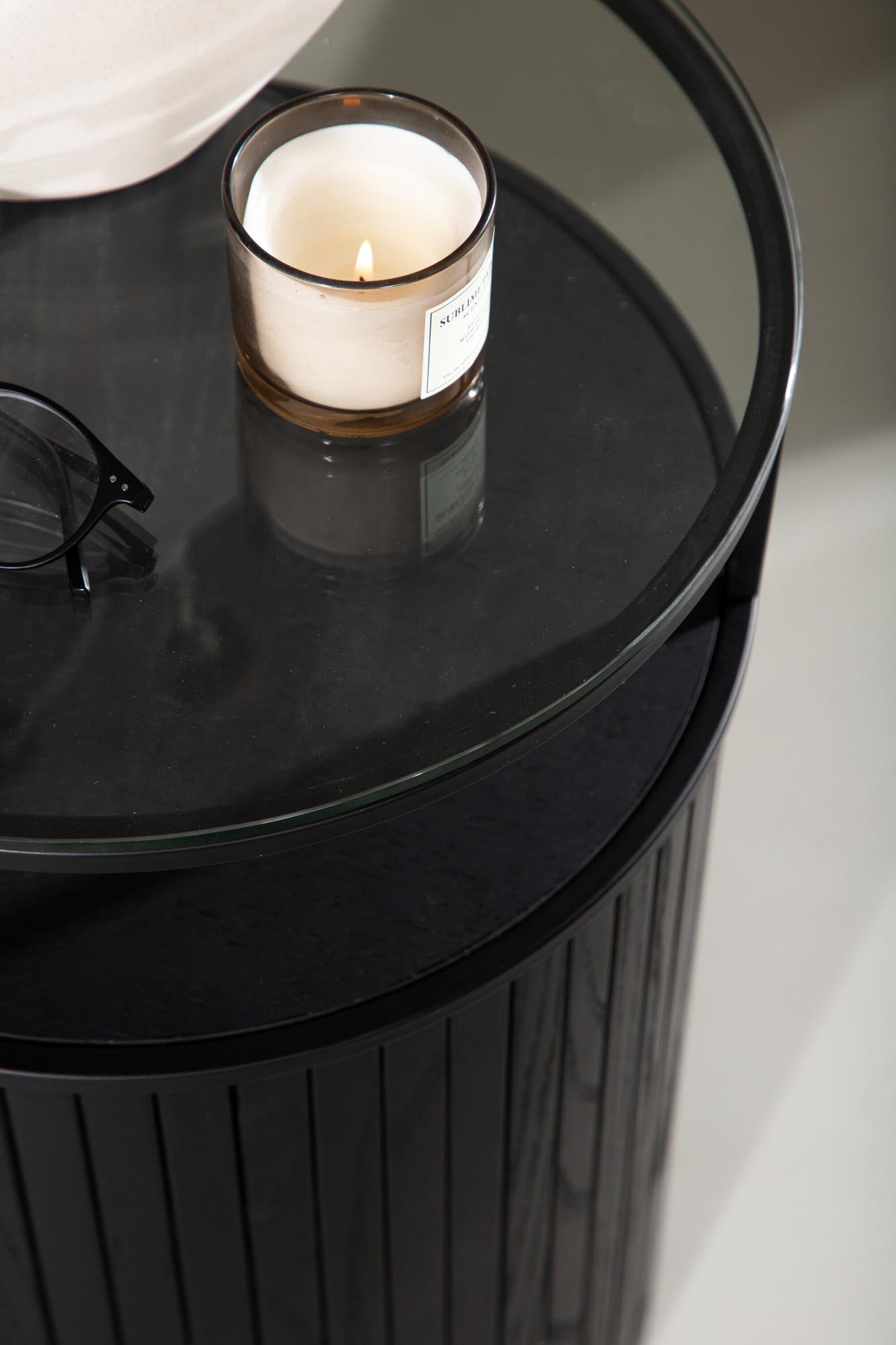 Der Bovall Beistelltisch von Furniture Fashion besticht durch modernes Design und Funktionalität für stilvolle Wohnräume.