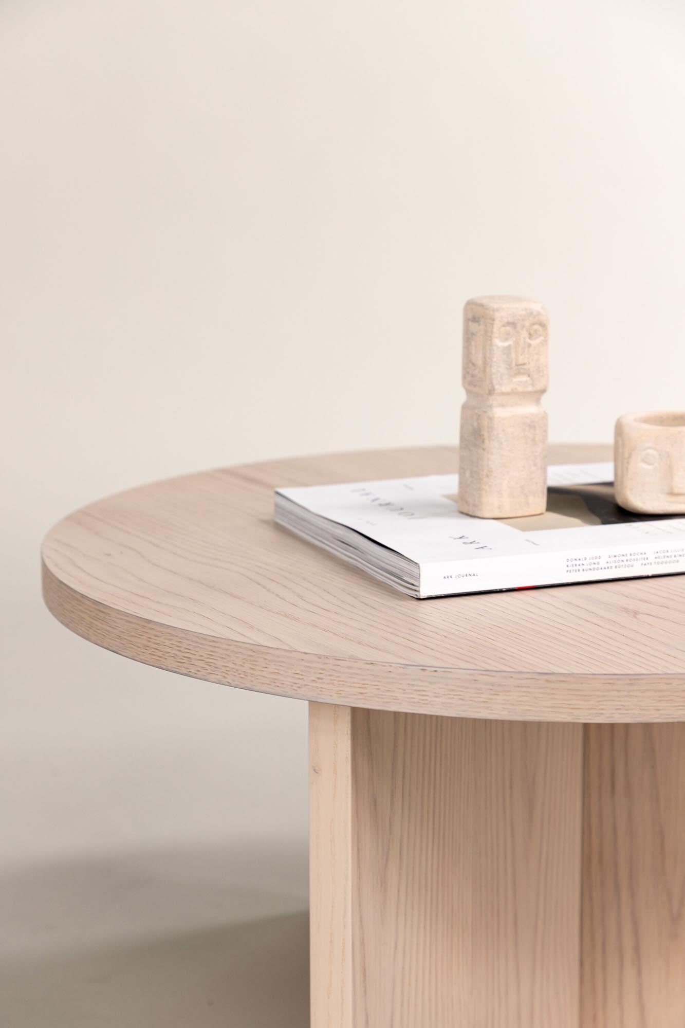 Entdecken Sie den Saltö Beistelltisch von Vind – ein stilvolles Möbelstück, das modernes Design und vielseitige Funktionalität perfekt kombiniert.