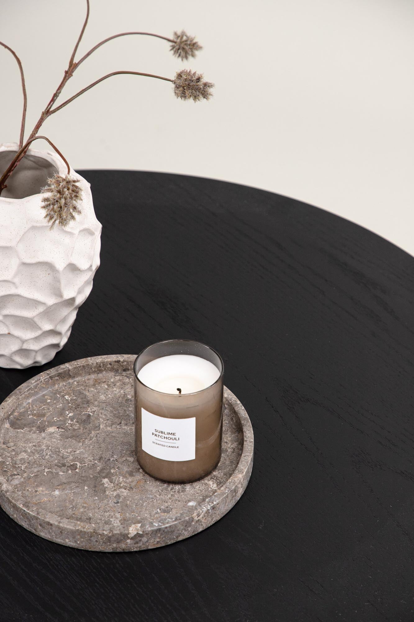 Erleben Sie den Saltö Beistelltisch von Vind – ein elegantes, skandinavisches Möbelstück, das Stil und praktische Nutzung harmonisch vereint.