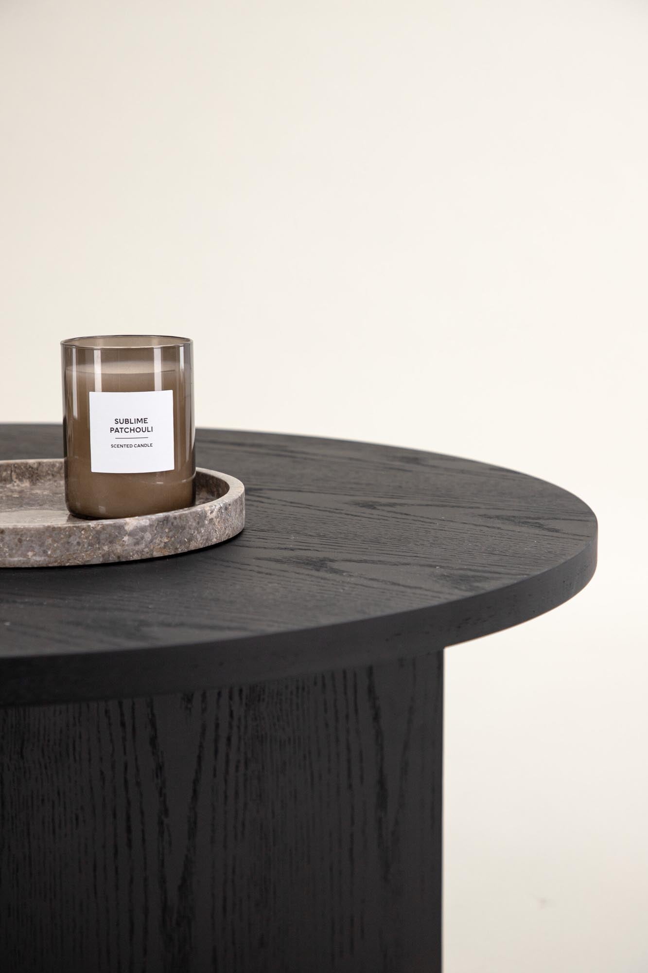 Entdecken Sie den Saltö Beistelltisch von Vind – ein stilvolles, funktionales Möbelstück, das in jedem Raum für Eleganz sorgt.