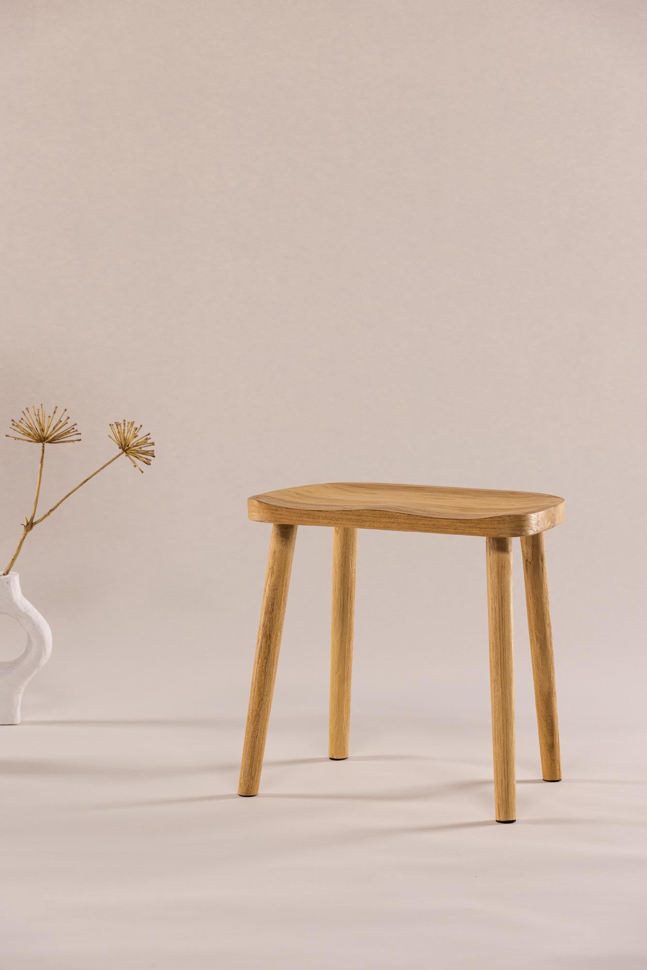 Entdecken Sie den Orust Ottoman von Vind: eleganter Teakholz-Hocker, robust, modern und perfekt für jeden Raum oder Outdoor-Bereich.