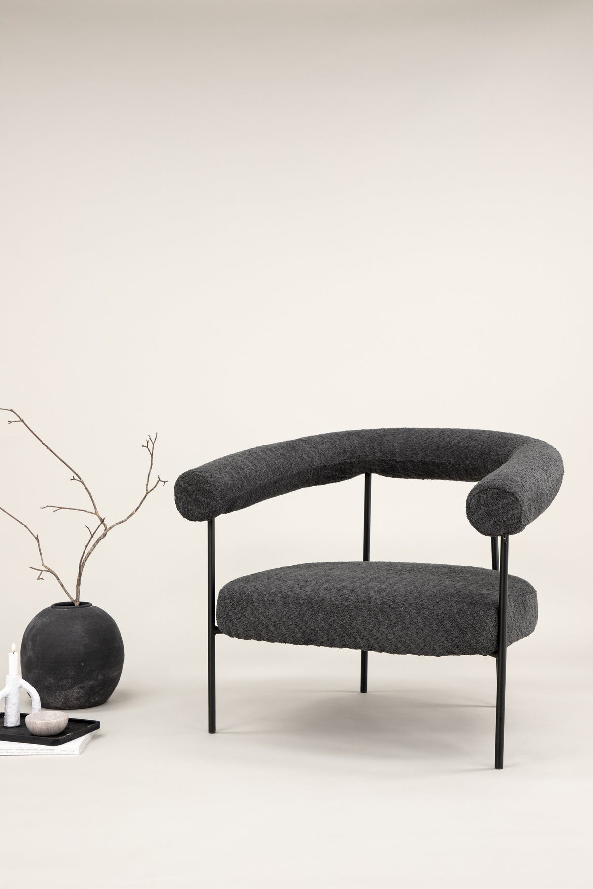 Hökåsen x Josefin Lustig Sessel in Dunkelgrau präsentiert im Onlineshop von KAQTU Design AG. Sessel mit Armlehnen ist von Vind