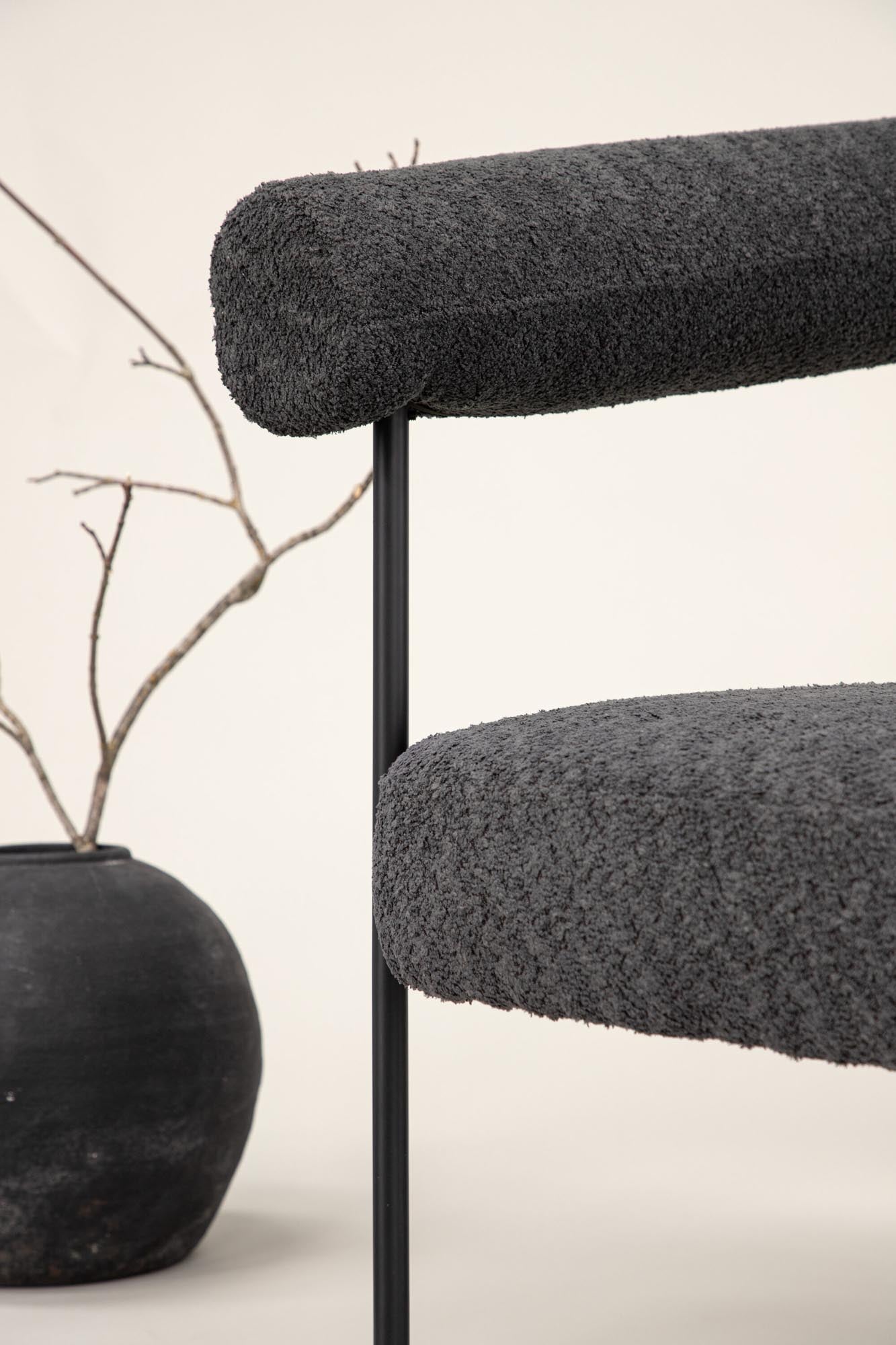 Entdecken Sie den Hökåsen x Josefin Lustig Sessel von Vind: Ein stilvolles Möbelstück mit einzigartigem Design, hochwertigem Boulene-Stoff und optimalem Komfort.