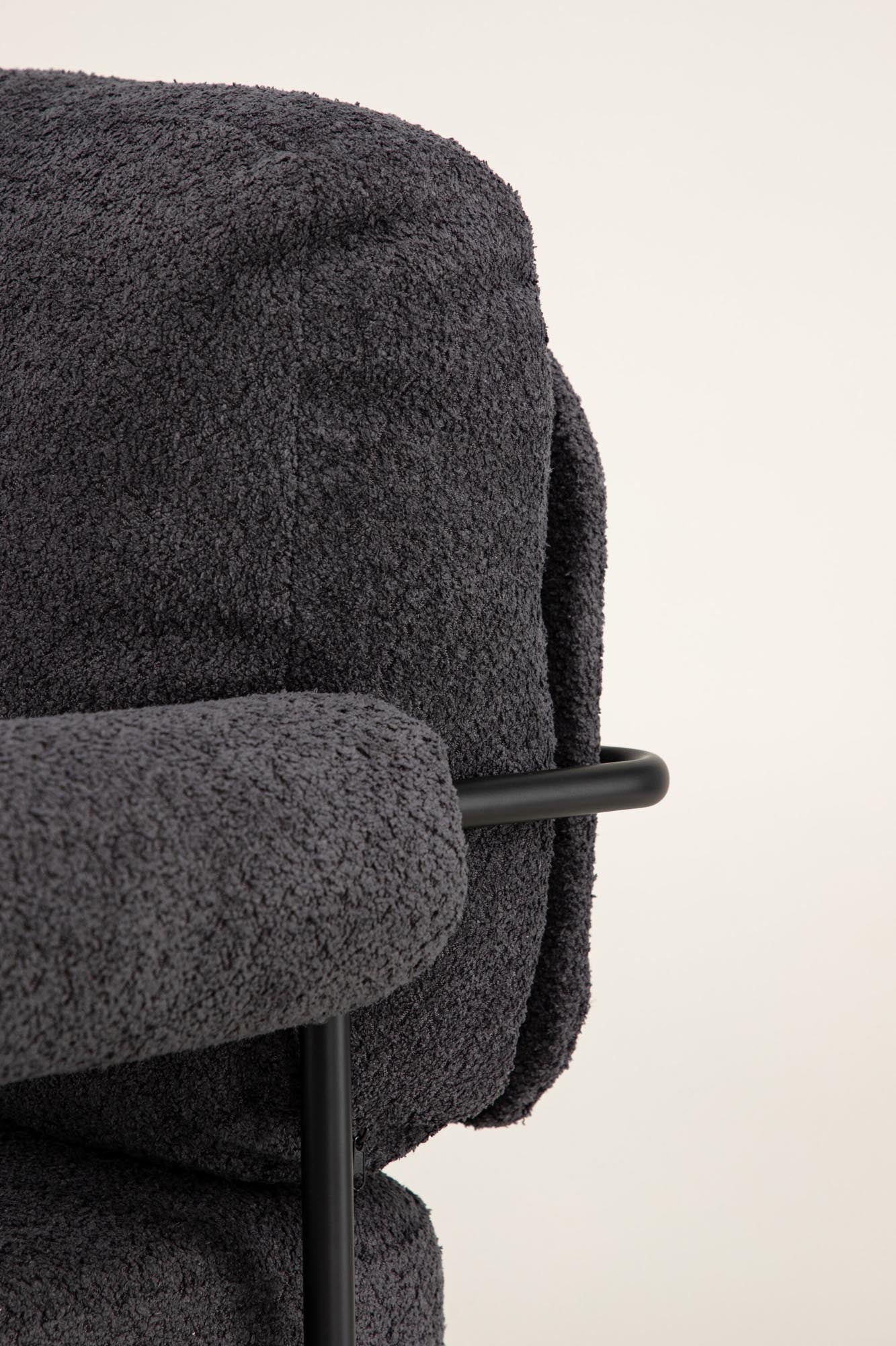Entdecken Sie den eleganten Tillberga Sessel von Josefin Lustig – ein stilvolles Möbelstück aus hochwertigem Boucle-Stoff, das Komfort und nordische Ästhetik vereint.