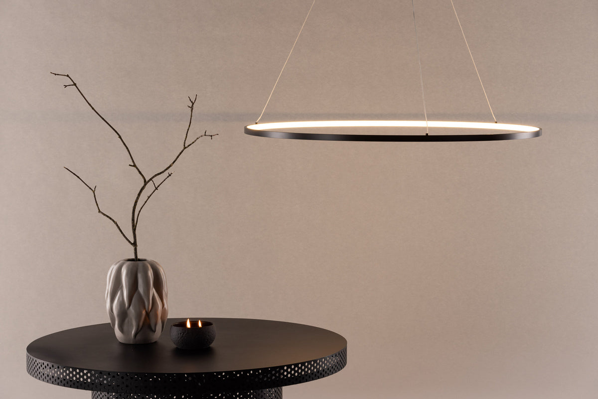 Rödäng x Josefin Lustig Pendelleuchte in Schwarz präsentiert im Onlineshop von KAQTU Design AG. Pendelleuchte ist von Vind