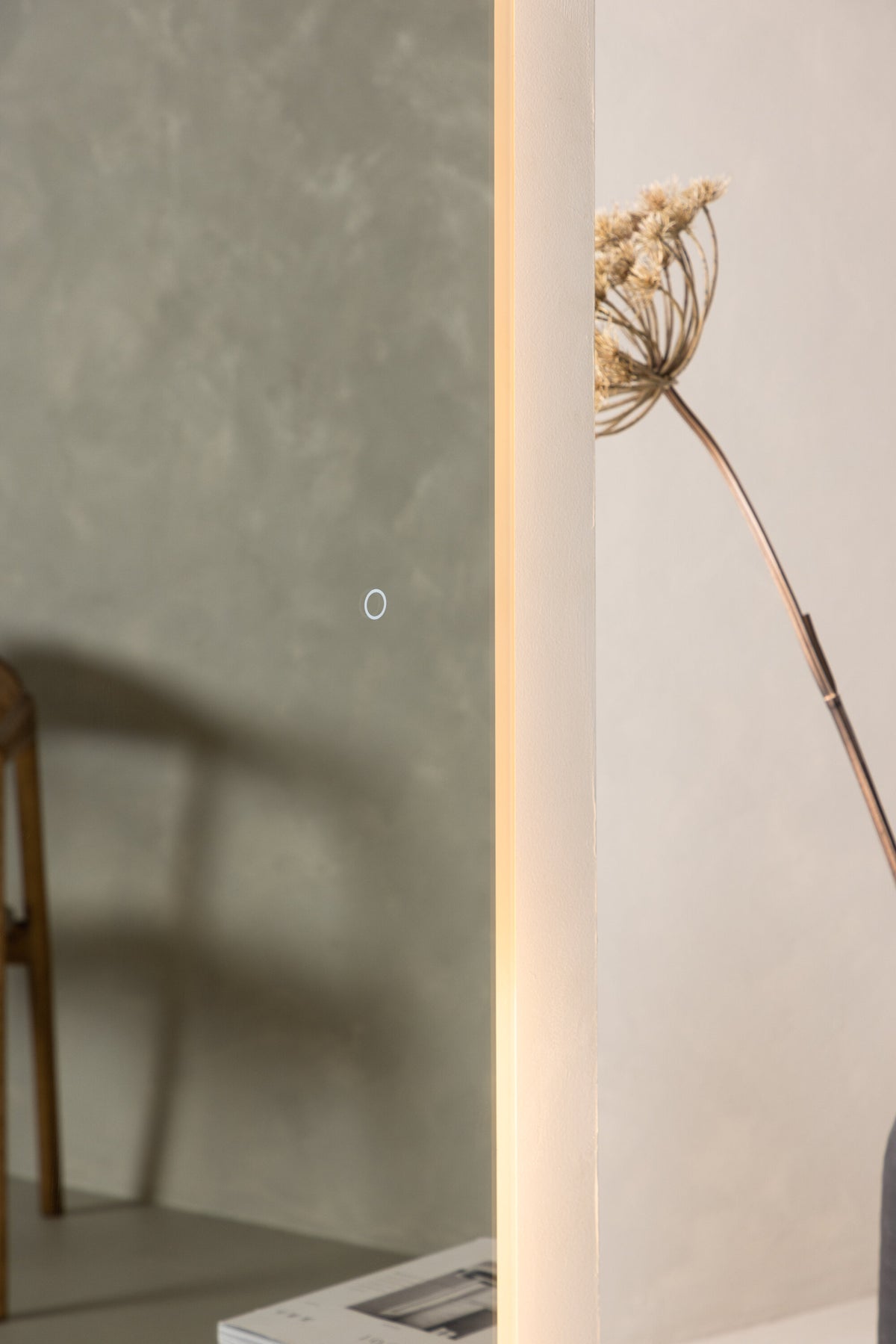 Skeppsvik x Josefin Lustig Spiegel mit Beleuchtung in Silber präsentiert im Onlineshop von KAQTU Design AG. Spiegel ist von Vind