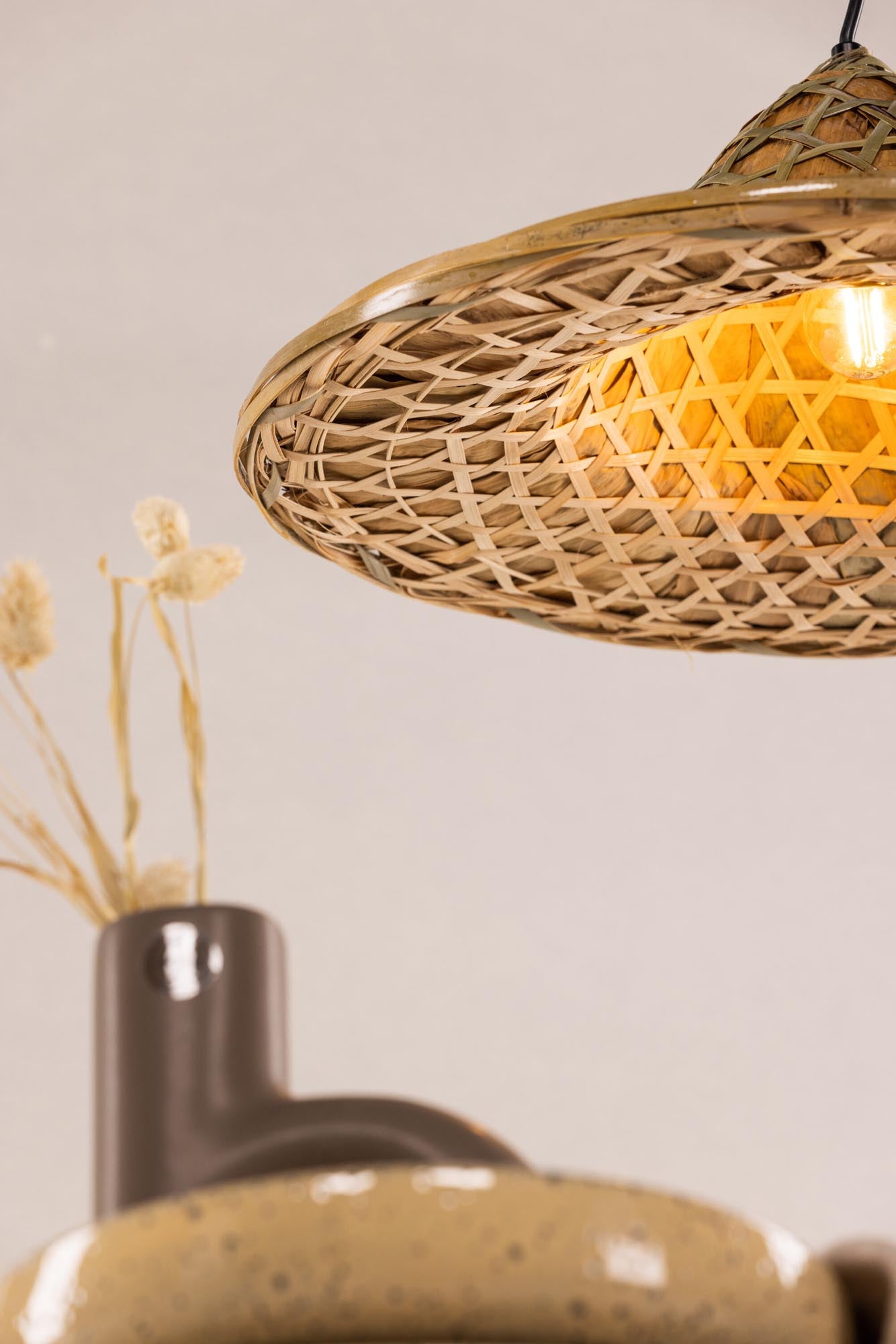 Die Stjärnvik Pendelleuchte von Vind kombiniert elegantes Rattan mit harmonischer Lichtverteilung und verleiht jedem Raum eine einladende Note.