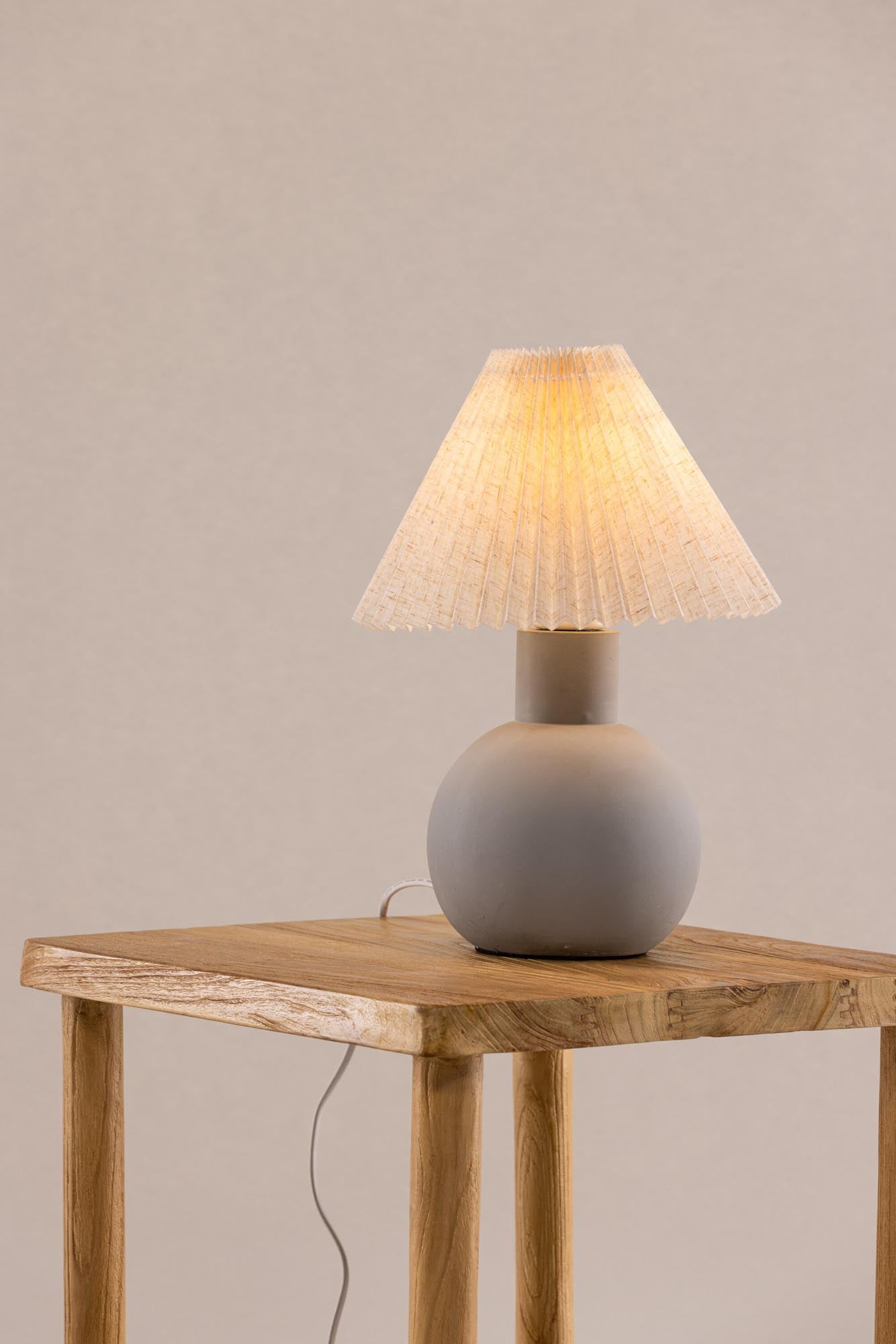 Älvsborg Tischleuchte: Stilvolle Beleuchtung mit Beton und Stoff.