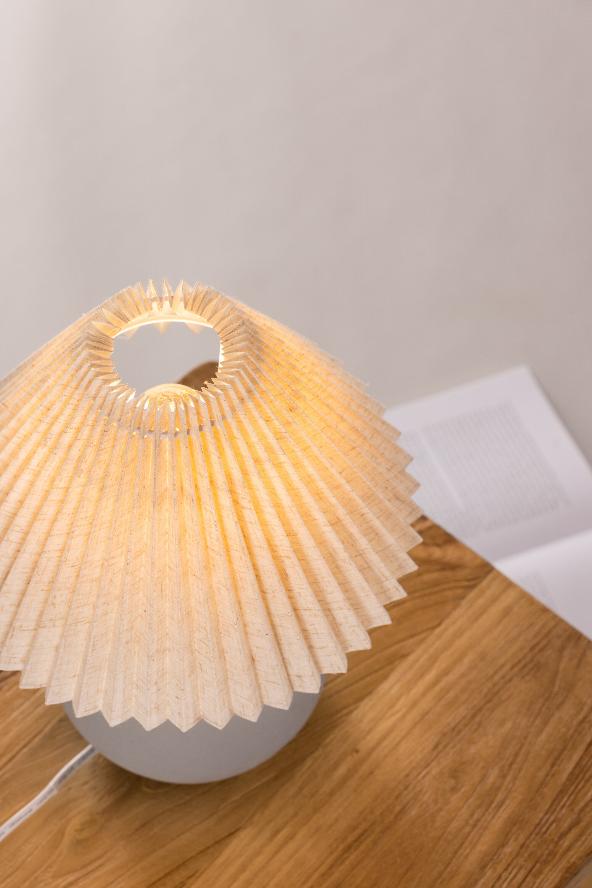 Älvsborg Tischleuchte in Grau präsentiert im Onlineshop von KAQTU Design AG. Tischleuchte ist von Vind
