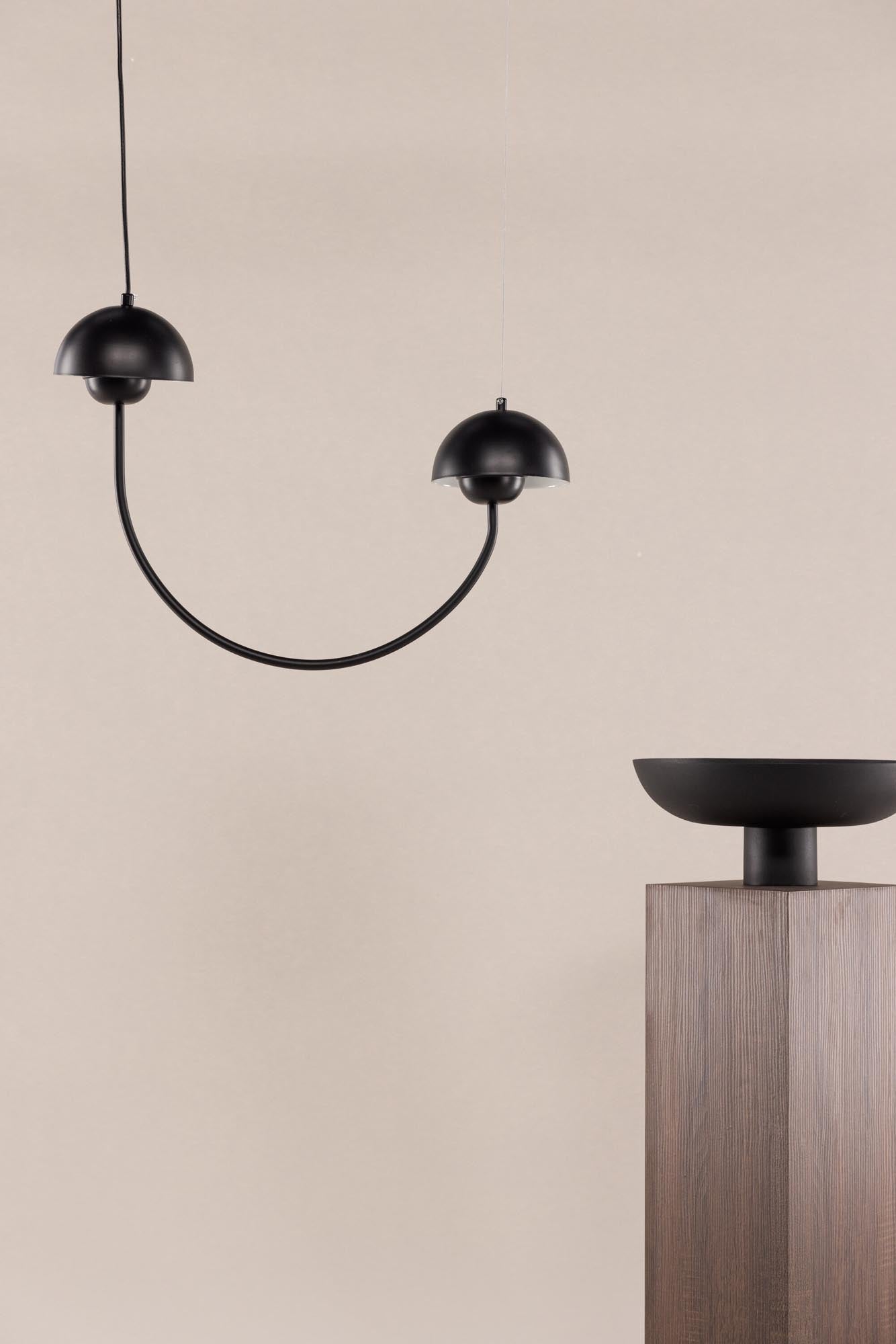 Die Lyckorna Pendelleuchte von Vind kombiniert stilvolles Design mit Funktionalität und schafft eine einladende Atmosphäre in jedem Raum.