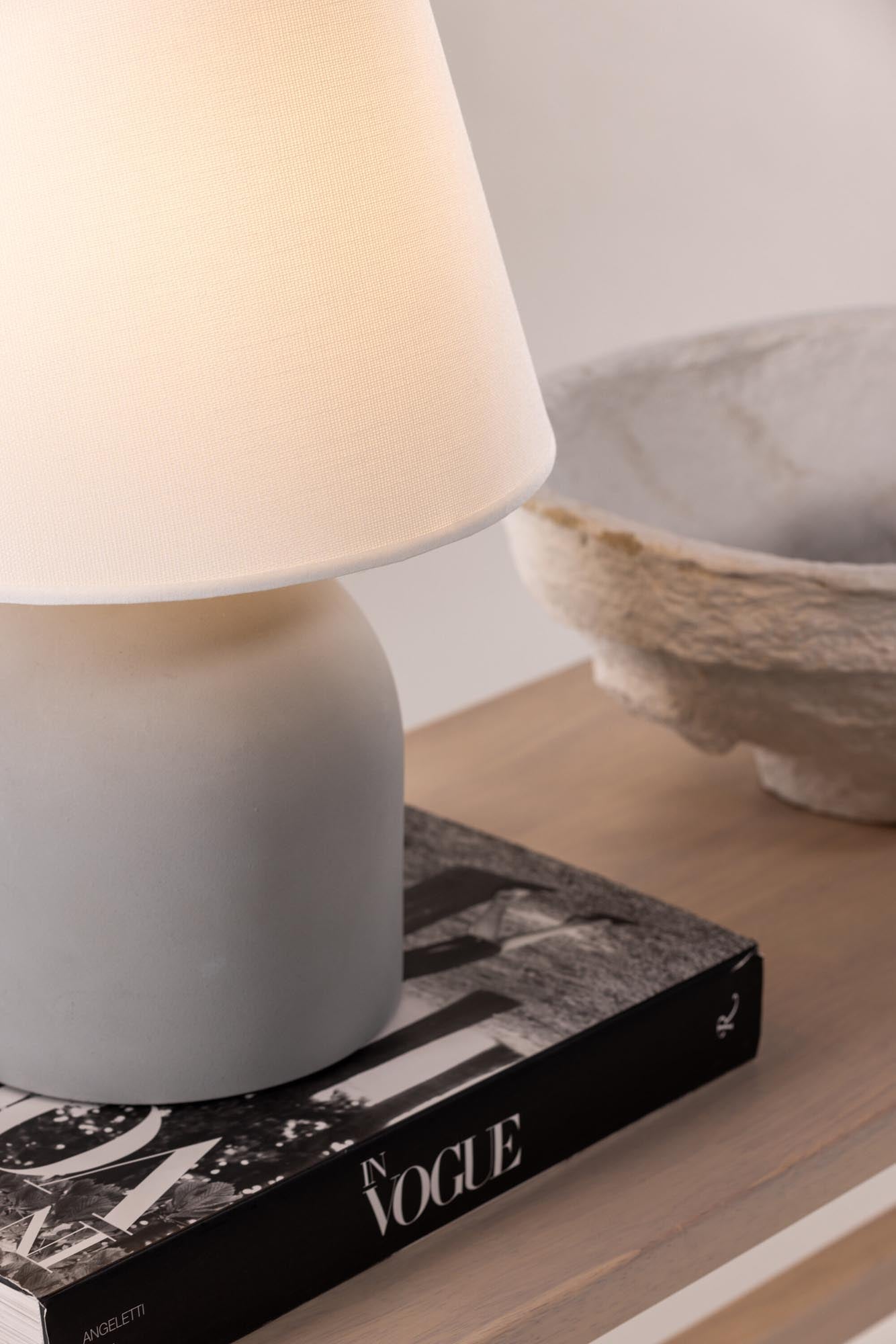 Styrsö Tischleuchte: Betonbasis mit modernem Leinenschirm-Design.