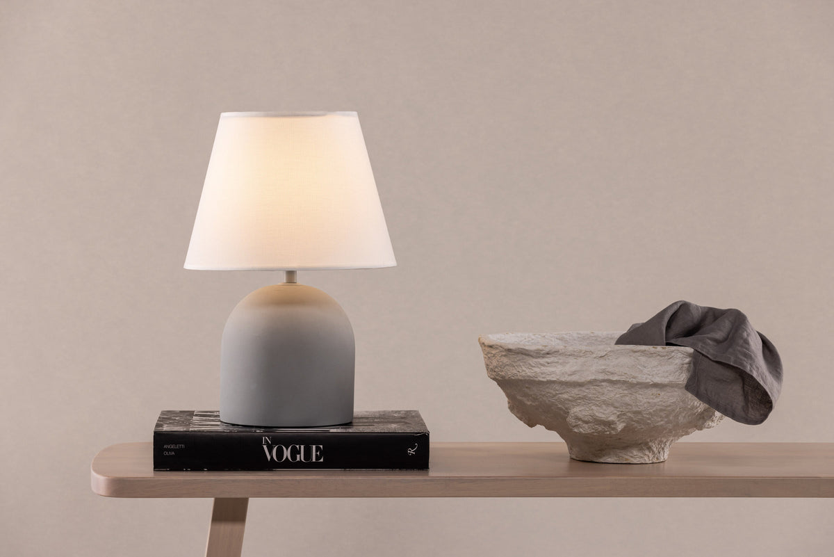 Styrsö Tischleuchte in Grau präsentiert im Onlineshop von KAQTU Design AG. Tischleuchte ist von Vind
