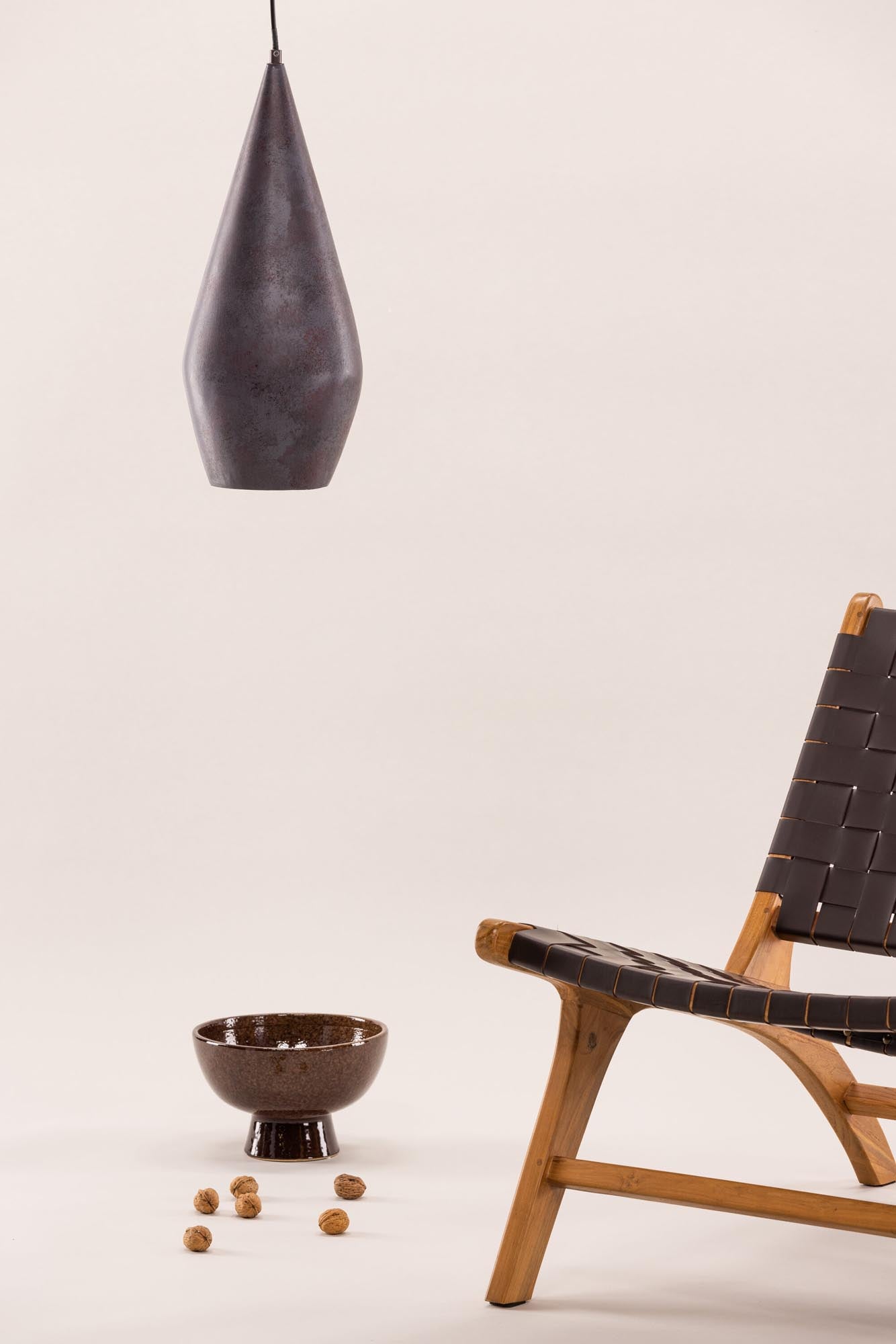 Rustikale, moderne Sandared Pendelleuchte von Vind: Harz, braun-schwarz, langlebig, vielseitig, pflegeleicht, stilvoll.