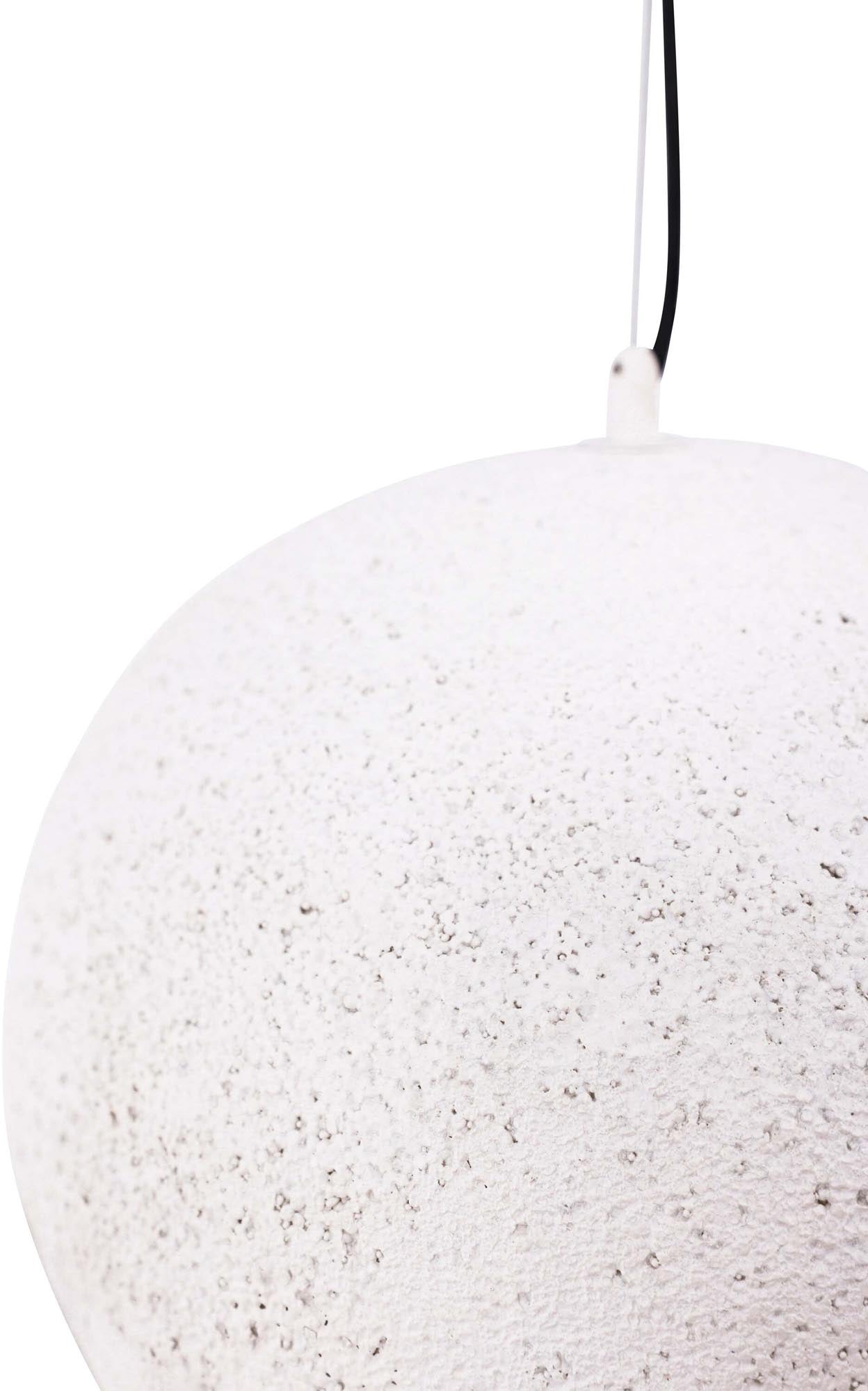 Gilltorp Pendelleuchte von Vind: Stilvolles Lichtobjekt aus langlebigem Harz, das jedem Raum Charakter und Eleganz verleiht.