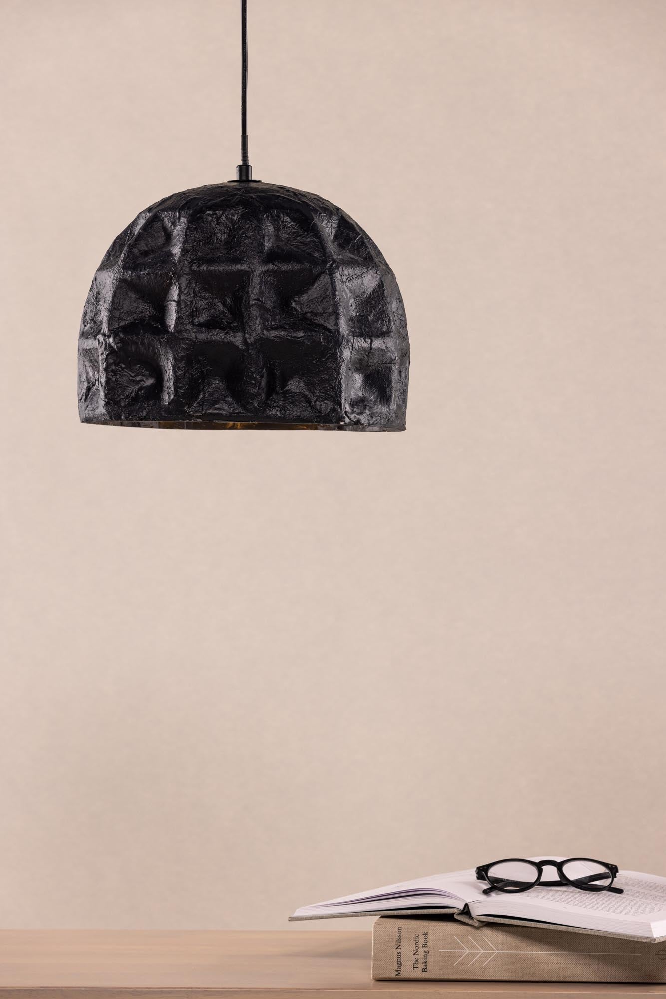 Die Hogstorp Pendelleuchte von Vind: Elegantes, schwarzes Harzdesign, rustikal und modern, ideal für Küche oder Wohnzimmer.