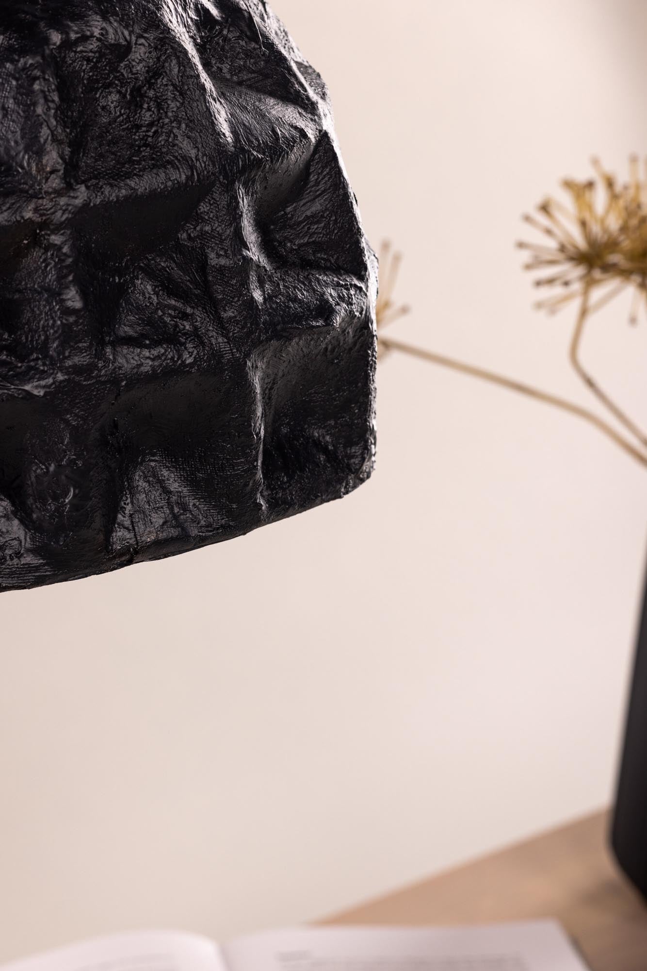 Hogstorp Pendelleuchte von Vind: Einzigartiges Lichtobjekt aus schwarzem Harz, das rustikale Eleganz und Langlebigkeit vereint.