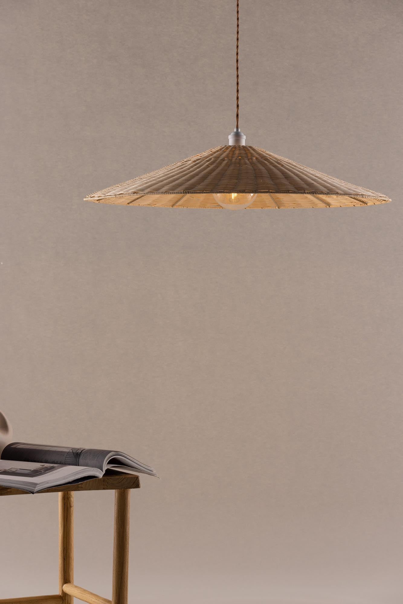 Herrestad Pendelleuchte von Vind: Stilvolles Rattan-Design für warme Lichtakzente in jedem Raum. Ideal für gesellige Abende!